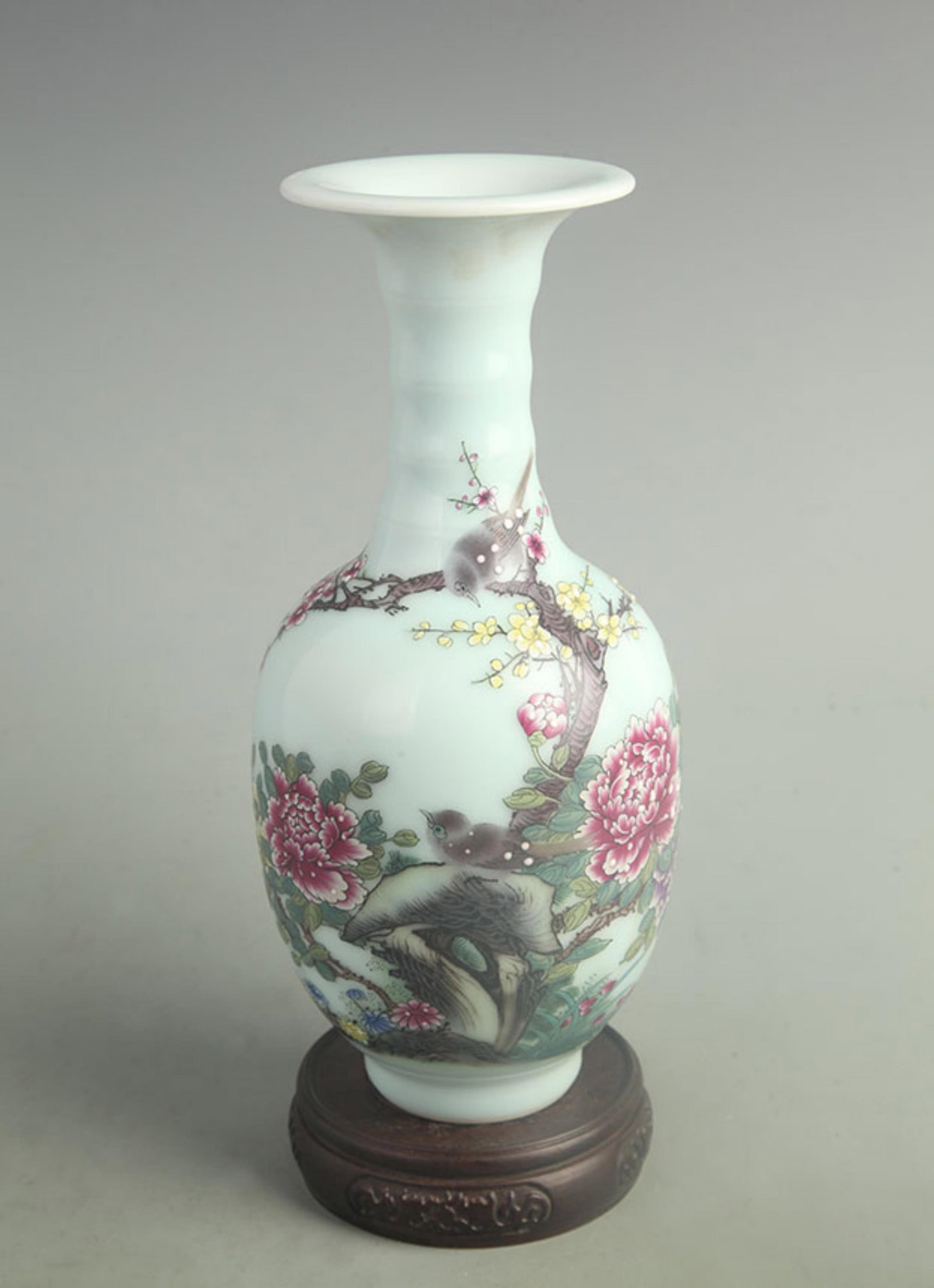 FAMILLE ROSE CELADON VASE WITH "PEACEFUL LIFE" DESIGN: Qing Dynasty Qian Long Period; High: 9.50 inch; Width: 4.00 inch ;Wooden base for picture and display only.