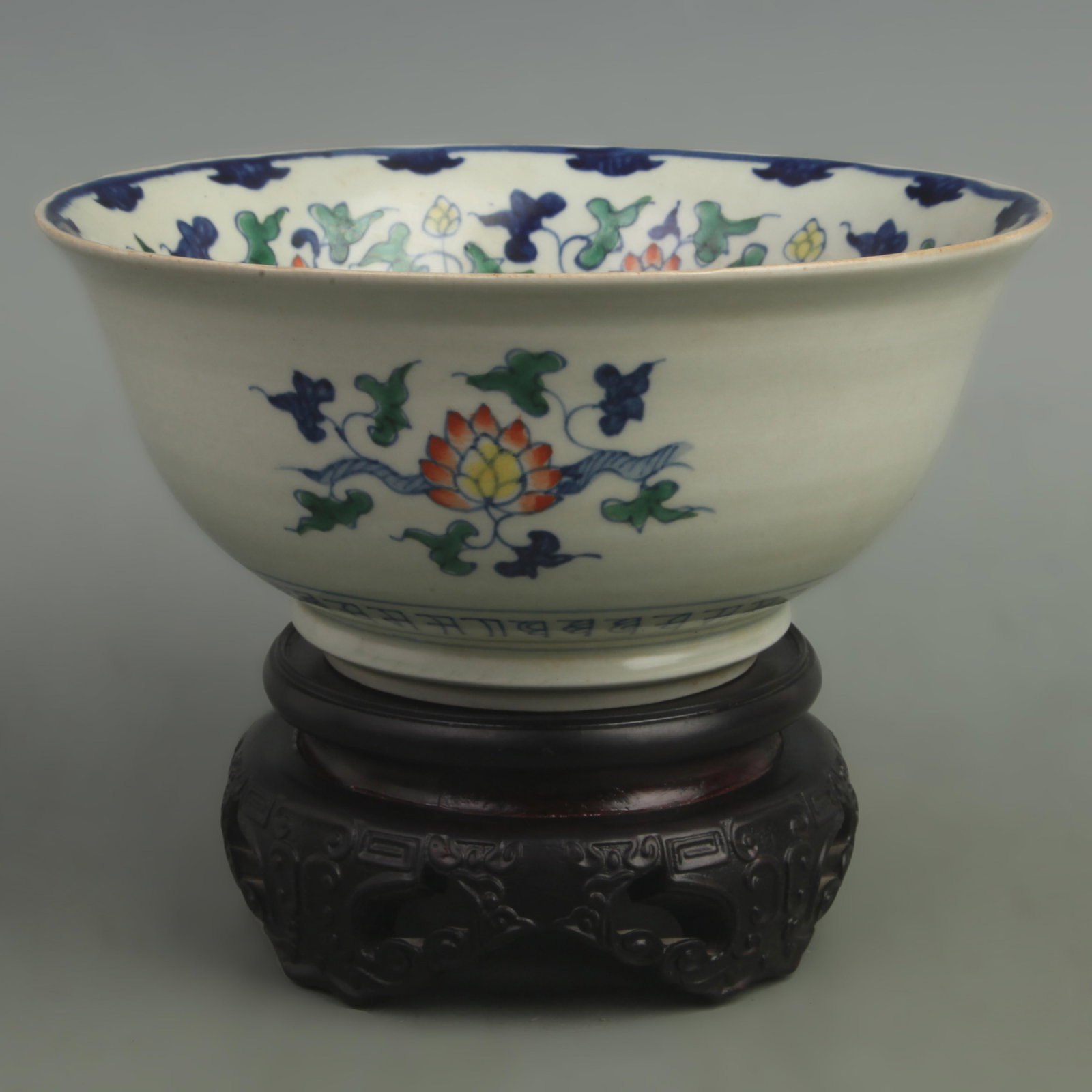 A FINE DOUCAI COLOR DRAGON PATTERN PORCELAIN BOWL: Ming Dynasty Wan Li Period; High: 3.5 inch; Diameter:8.5 inch; ;Wooden base for picture and display only.