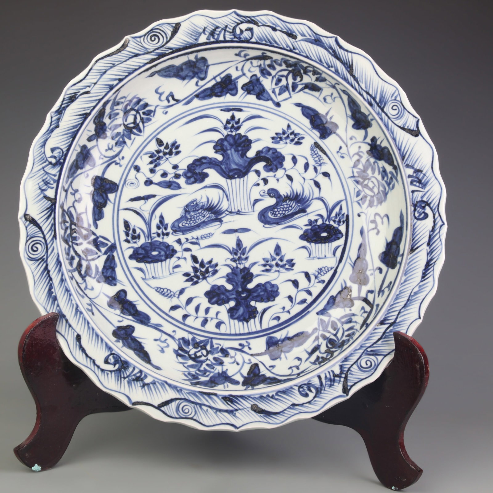 LARGE BLUE AND WHITE FOLIATE-RIM DISH WITH FLORAL DECORATION (1 of 5)