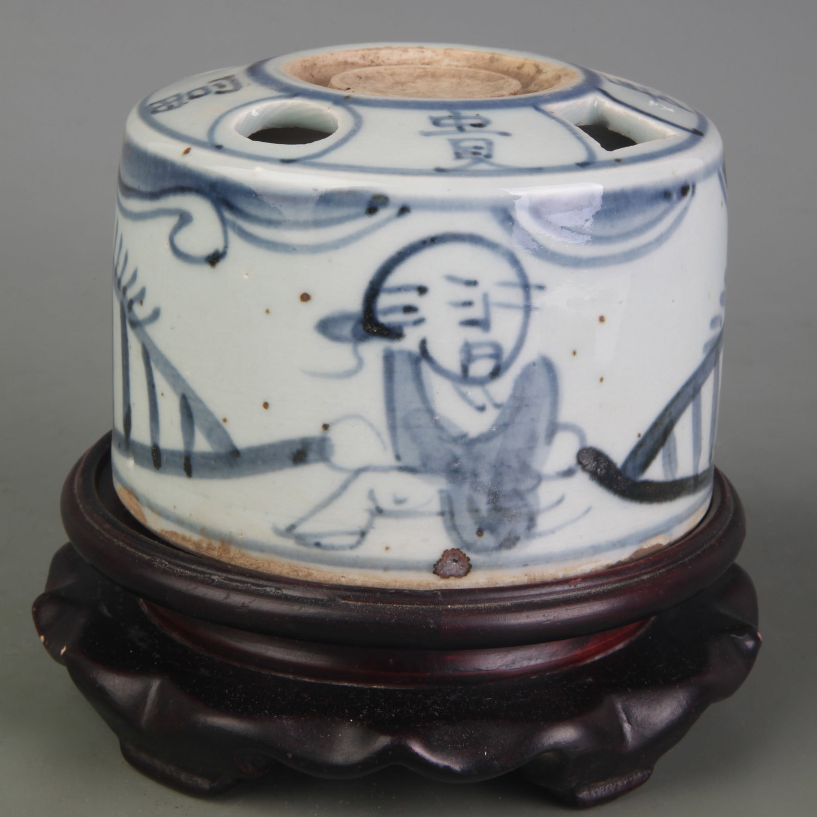 BLUE AND WHITE PATTERN PORCELAIN PEN WASHER: Ming Dynasty Style; Diameter: 4.1 inch; High: 3.0 inch ;Wooden base for picture and display only.