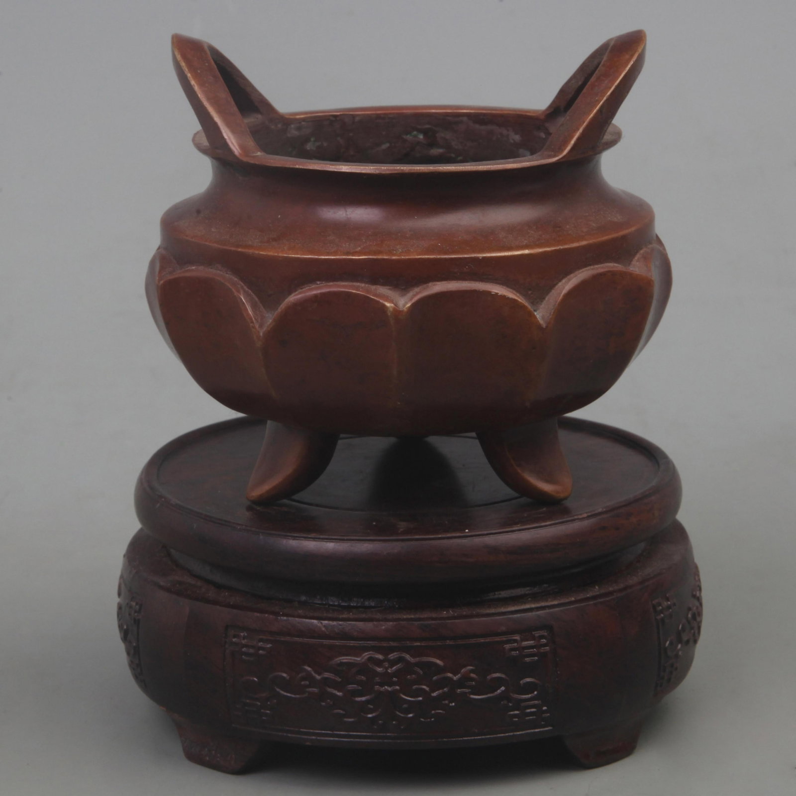 A FINE LION EAR FLOWER PATTERN BRONZE CENSER: Ming Dynasty Style; Diameter: 3.6 inch; High: 3.6 inch; ;Wooden base for picture and display only.
