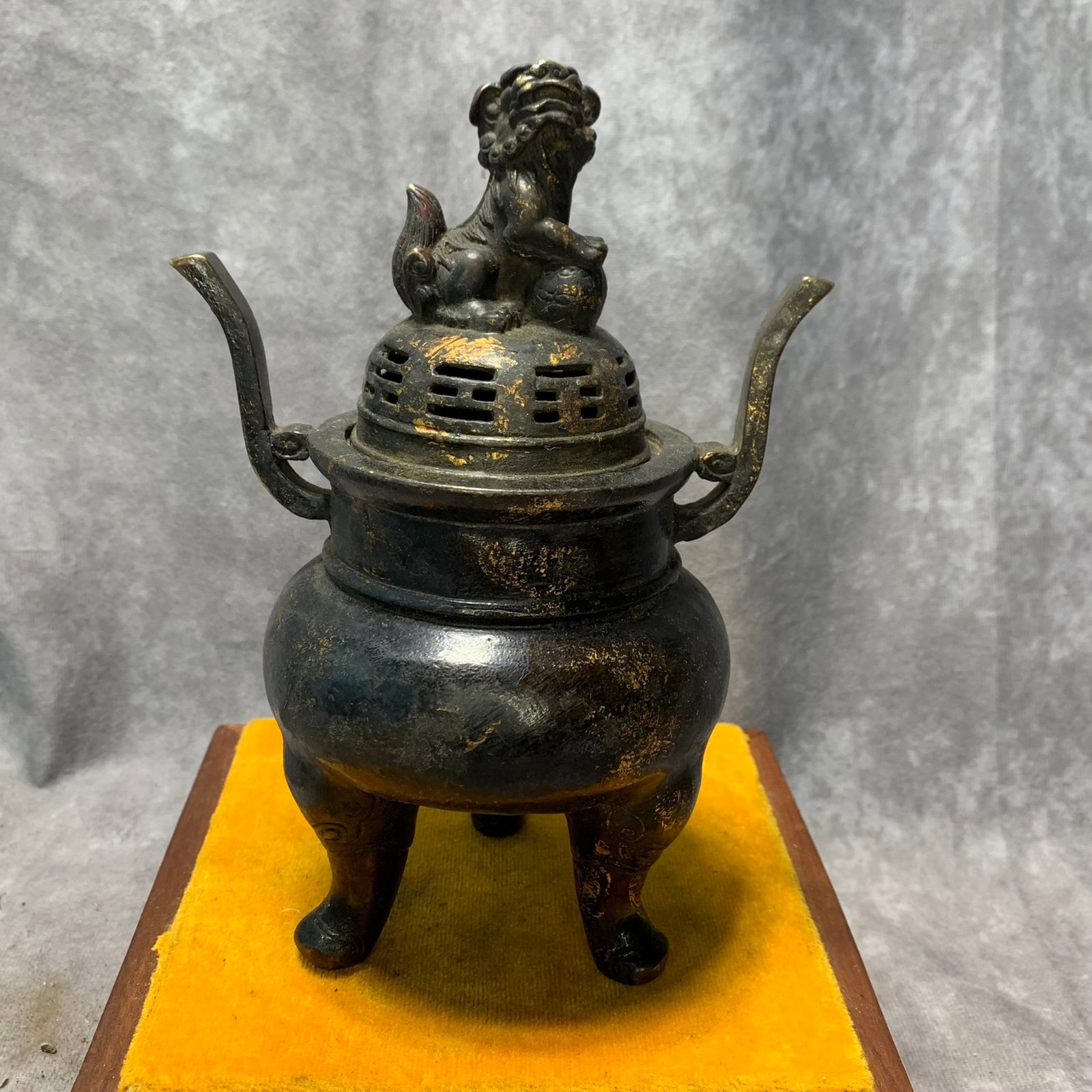 XUAN DE MARK LION-COVERED ELEPHANT-FOOT INCENSE BURNER: Ming Dynasty Style; High: 7.3 inch; Diameter: 5.1 inch ;Wooden base for picture and display only.