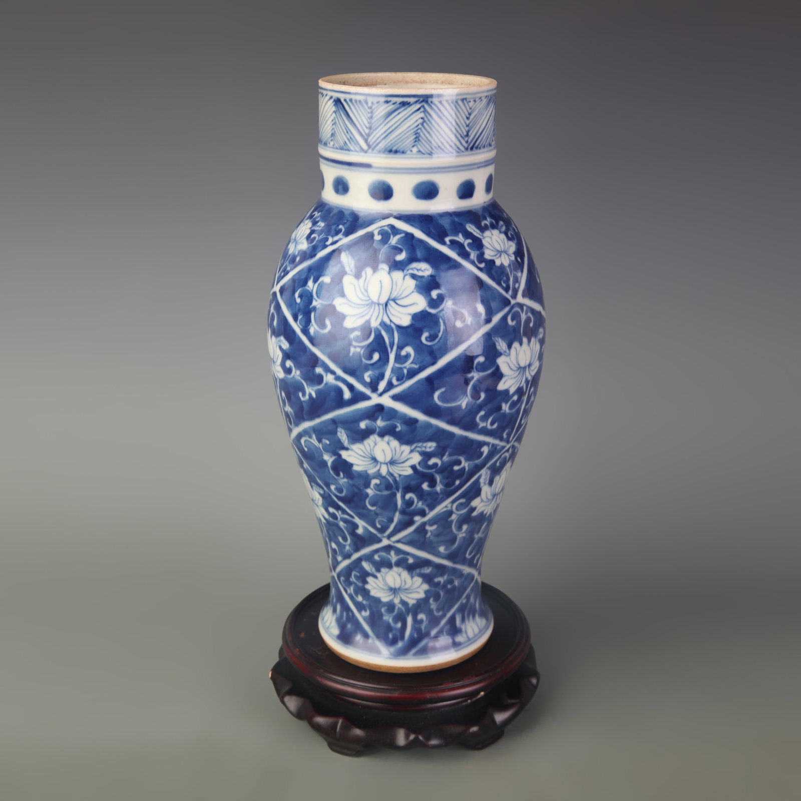 A FINE BLUE AND WHITE FLORAL PATTERN PORCELAIN VASE: Qing Dynasty Qian Long Period; Diameter: 1.5 inch; High: 10.1 inch ;Wooden base for picture and display only.