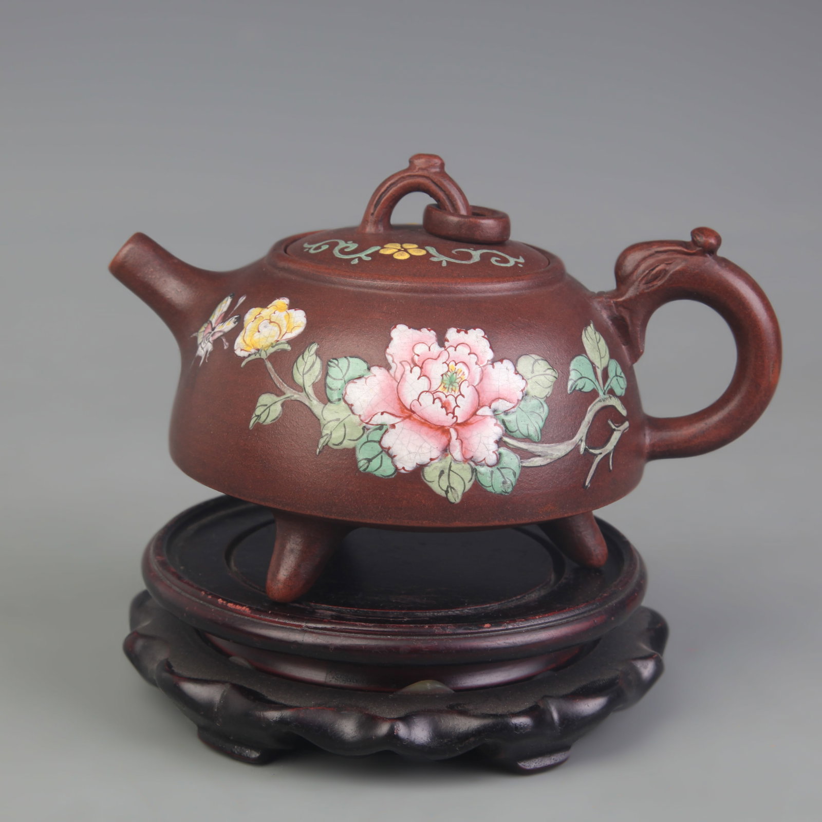 FAMILLE ROSE YELLOW GROUND GARLIC-HEAD VASE WITH FIGURAL SCENE: Qing Dynasty Qian Long Period; Diameter: 2.2 inch; Width: 4.0 inch; High: 8.0 inch ;Wooden base for picture and display only.
