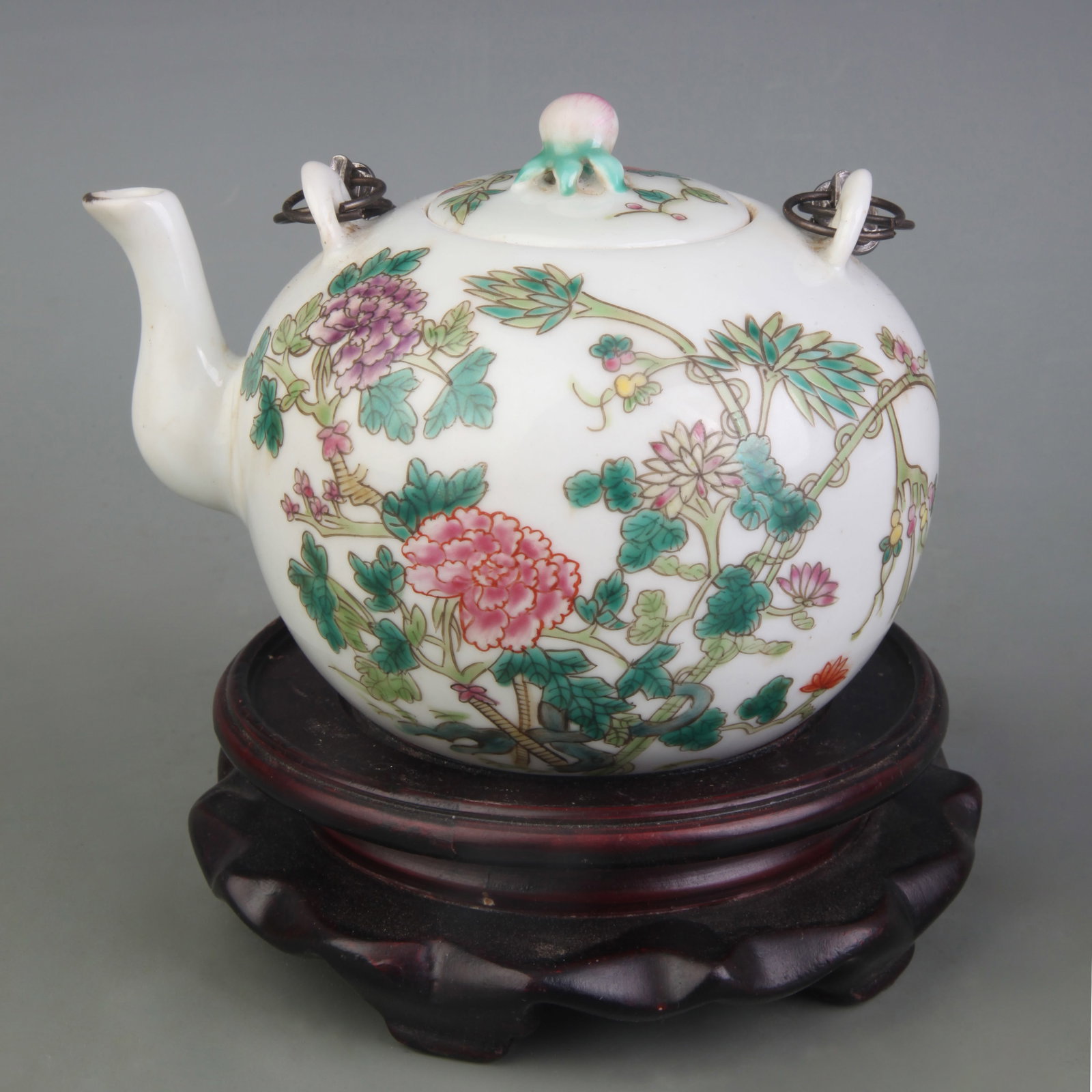 A FAMILLE-ROSE FLORAL PATTERN PORCELAIN TEAPOT: Qing Dynasty Hong Xian Style; Width: 5.2 inch; High: 3.2 inch ;Wooden base for picture and display only.