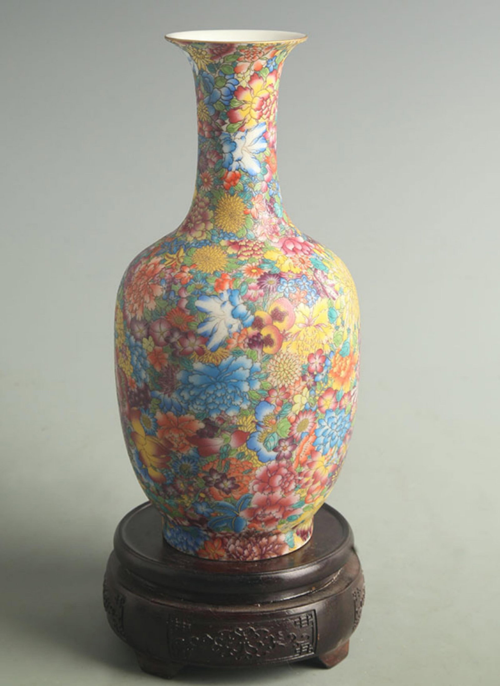 A FINE THOUSAND FLOWER PATTERN PORCELAIN VASE: Qing Dynasty Qian Long Period; High: 8.50 inch; Width: 4.00 inch; ;Wooden base for picture and display only.