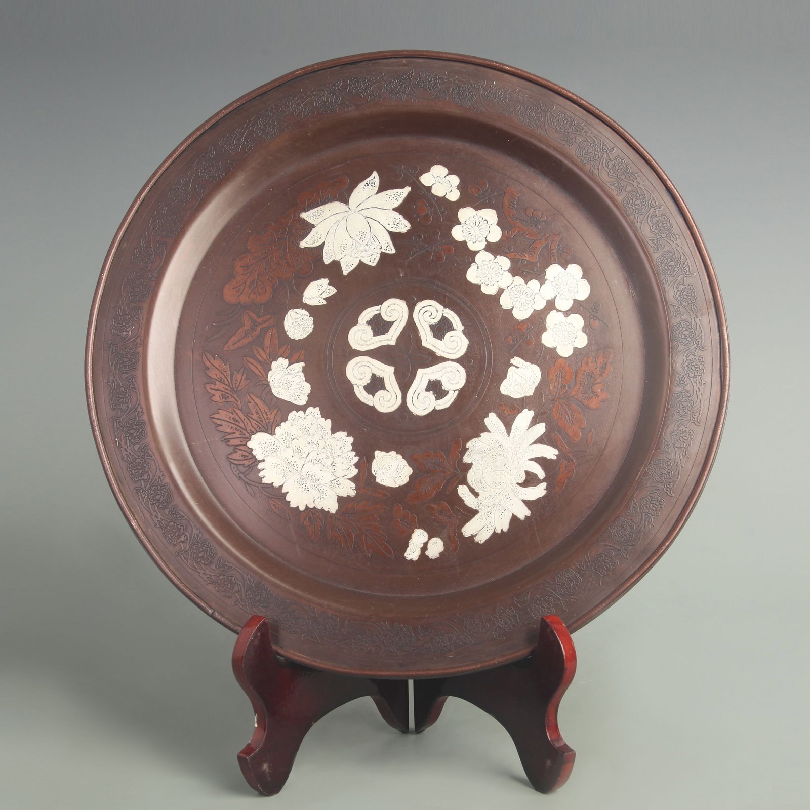 A FINE BRONZE MADE SILVER INLAY FLOWER PATTERN PLATE: 19th Century; Diameter:11.5 inch ;Wooden base for picture and display only.