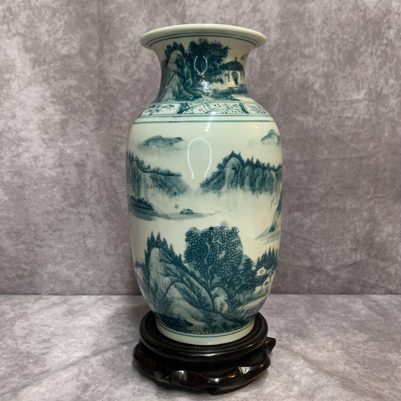 A FINELY LANDSCAPING PATTERN PORCELAIN VASE: Republic Period; High: 8.7 inch; Diameter: 4.8 inch ;Wooden base for picture and display only.
