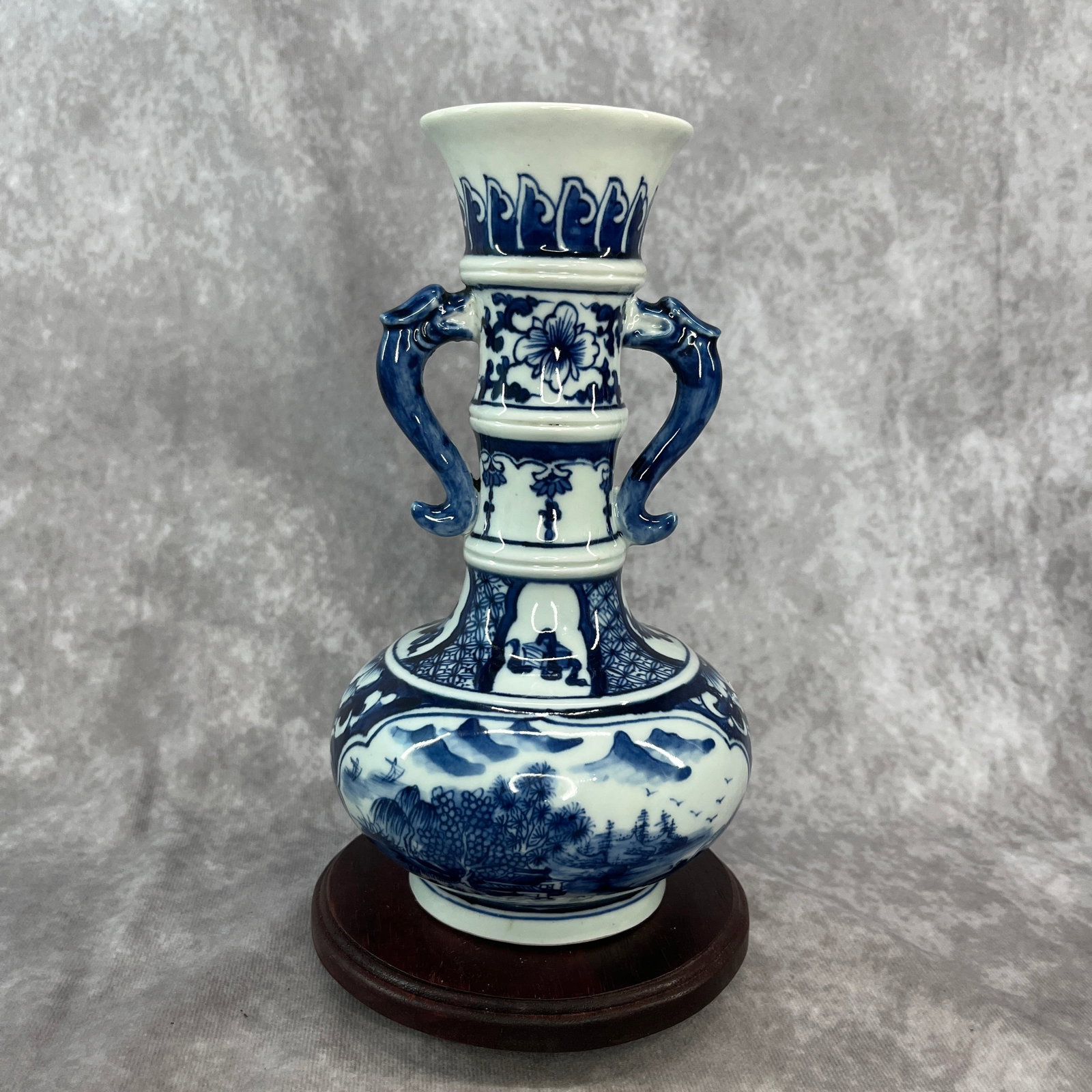 BLUE AND WHITE DRAGON-HANDLED RIBBED LANDSCAPE VASE - 3