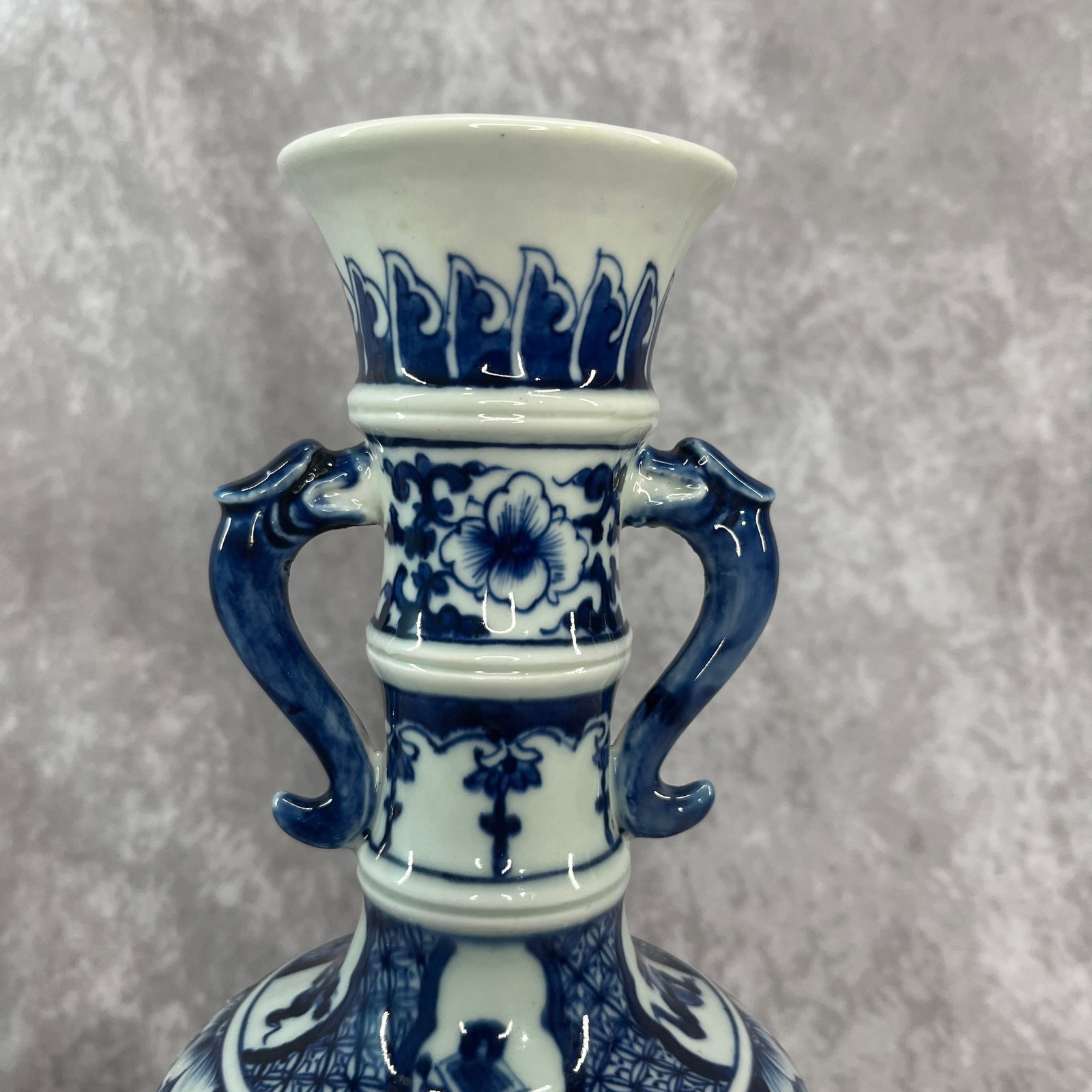 BLUE AND WHITE DRAGON-HANDLED RIBBED LANDSCAPE VASE - 5