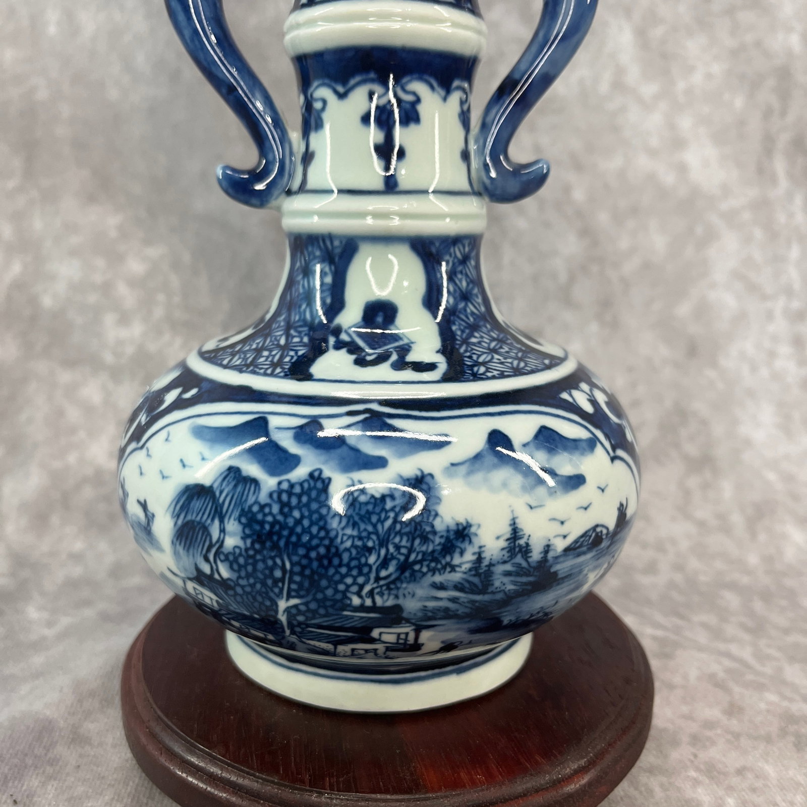 BLUE AND WHITE DRAGON-HANDLED RIBBED LANDSCAPE VASE - 6