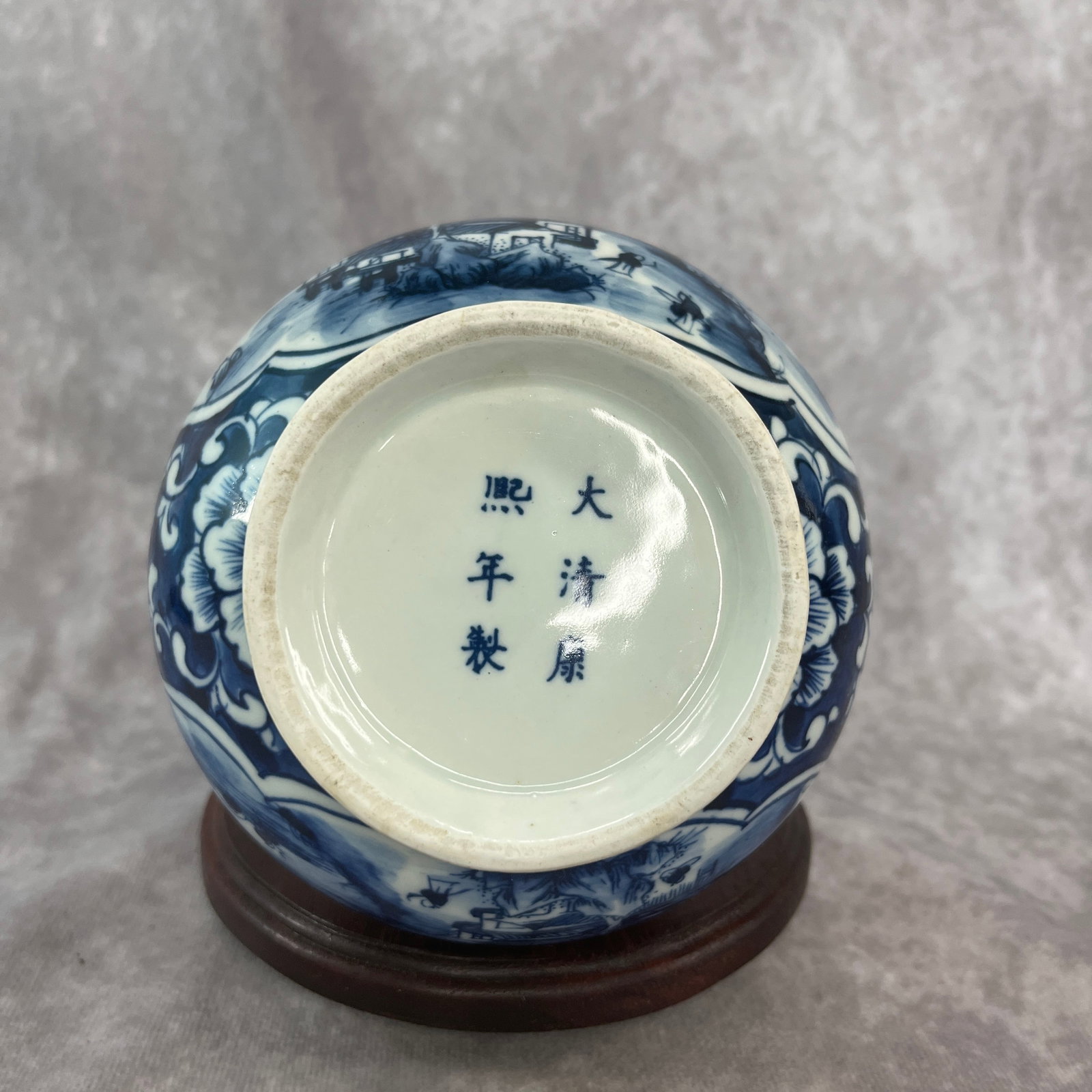 BLUE AND WHITE DRAGON-HANDLED RIBBED LANDSCAPE VASE - 7
