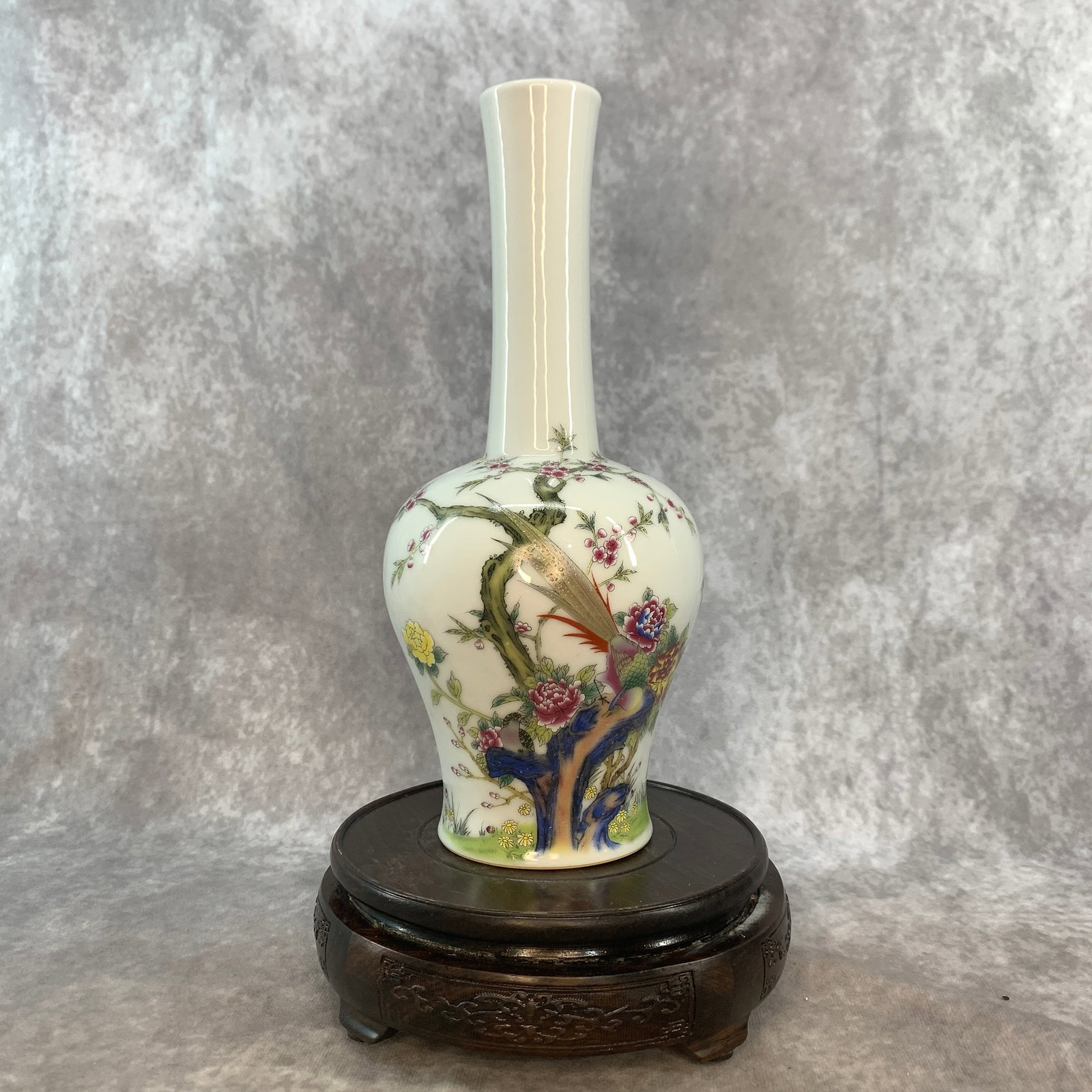 FAMILLE ROSE "PHOENIX AND PEONY" LONG-NECK BOTTLE VASE: Qing Dynasty; High: 10.1 inch; Diameter: 4.4 inch; ;Wooden base for picture and display only.