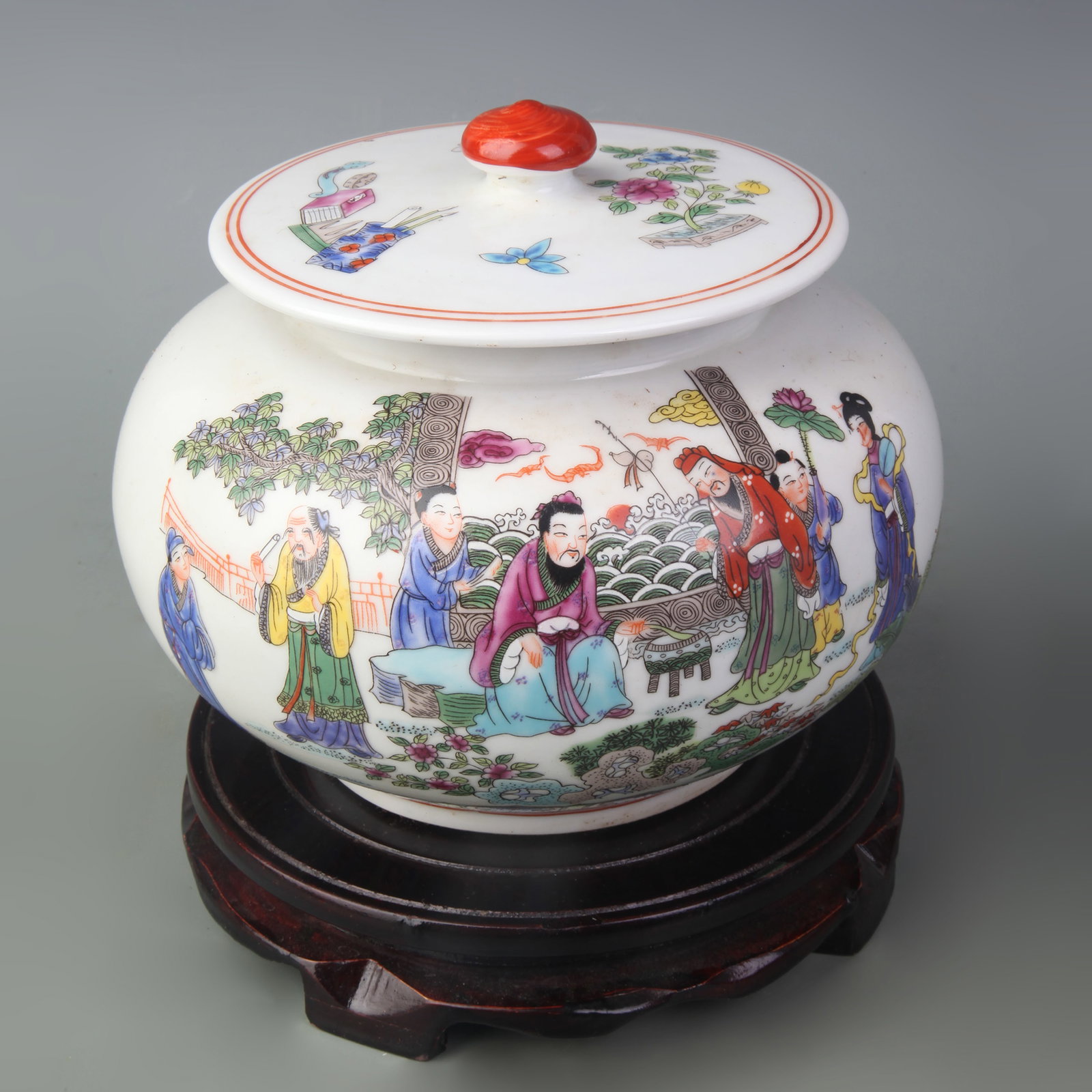 FAMILLE ROSE JAR WITH FIGURE DECORATION: Qing Dynasty Qian Long Period; Diameter: 4.3 inch; High: 5.7 inch ;Wooden base for picture and display only.