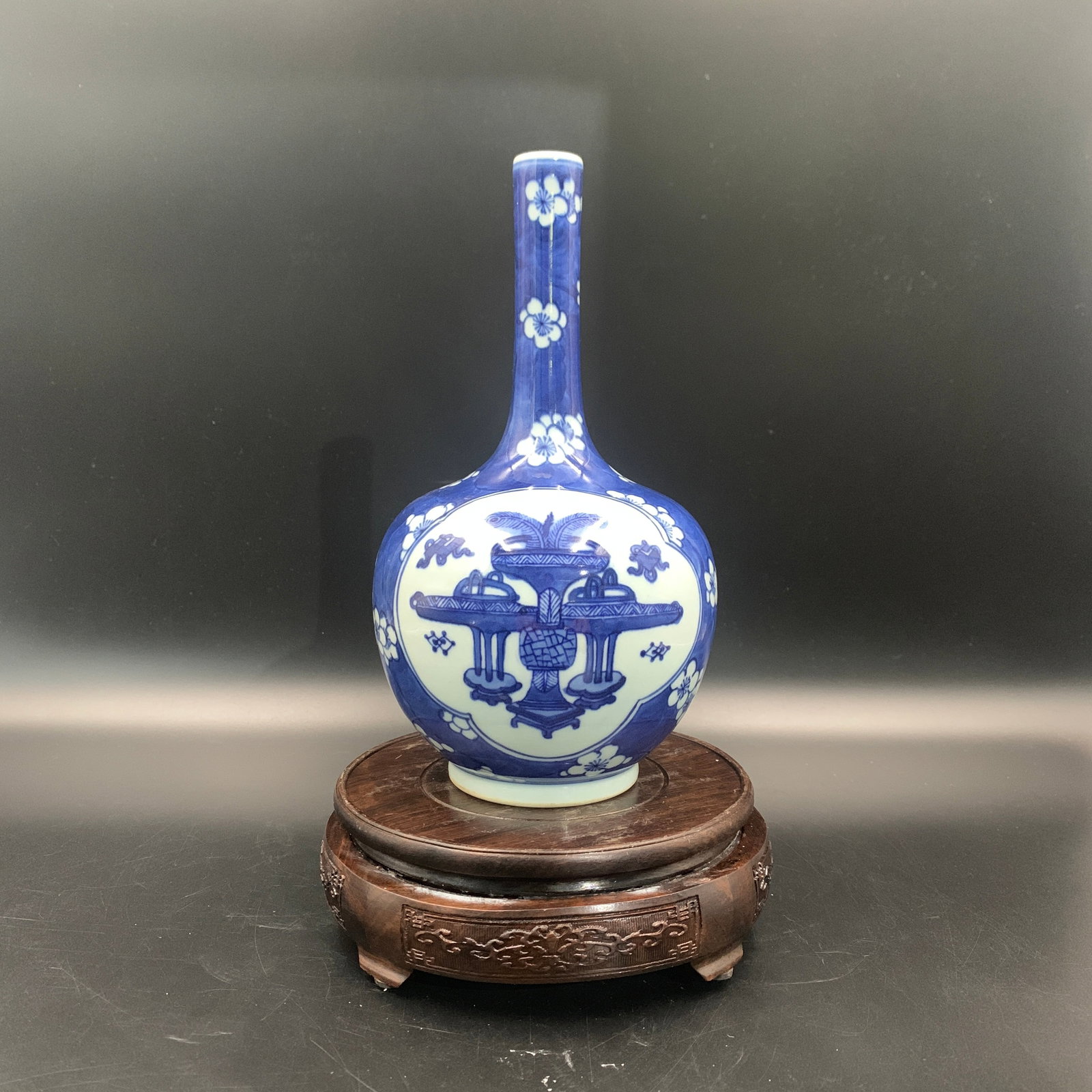 BLUE AND WHITE "ANTIQUITIES" LONG-NECK BOTTLE VASE: Qing Dynasty; High: 9 inch; Diameter: 5 inch; ;Wooden base for picture and display only.