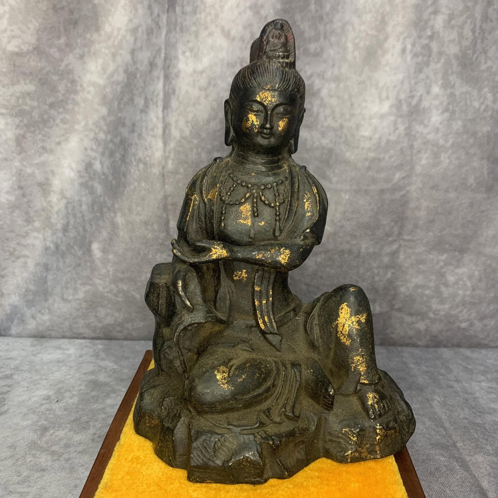 A FINE BRONZE AVALOKITESVARA BUDDHA STATUE: Qing Dynasty; High: 8.2 inch; Width: 6.0 inch; Long: 3.8 inch;;Wooden base for picture and display only.