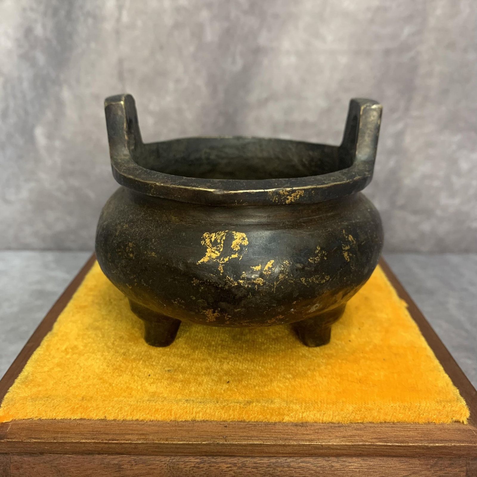 A FINE THREE LEG ROUND BRONZE CENSER (1 of 6)