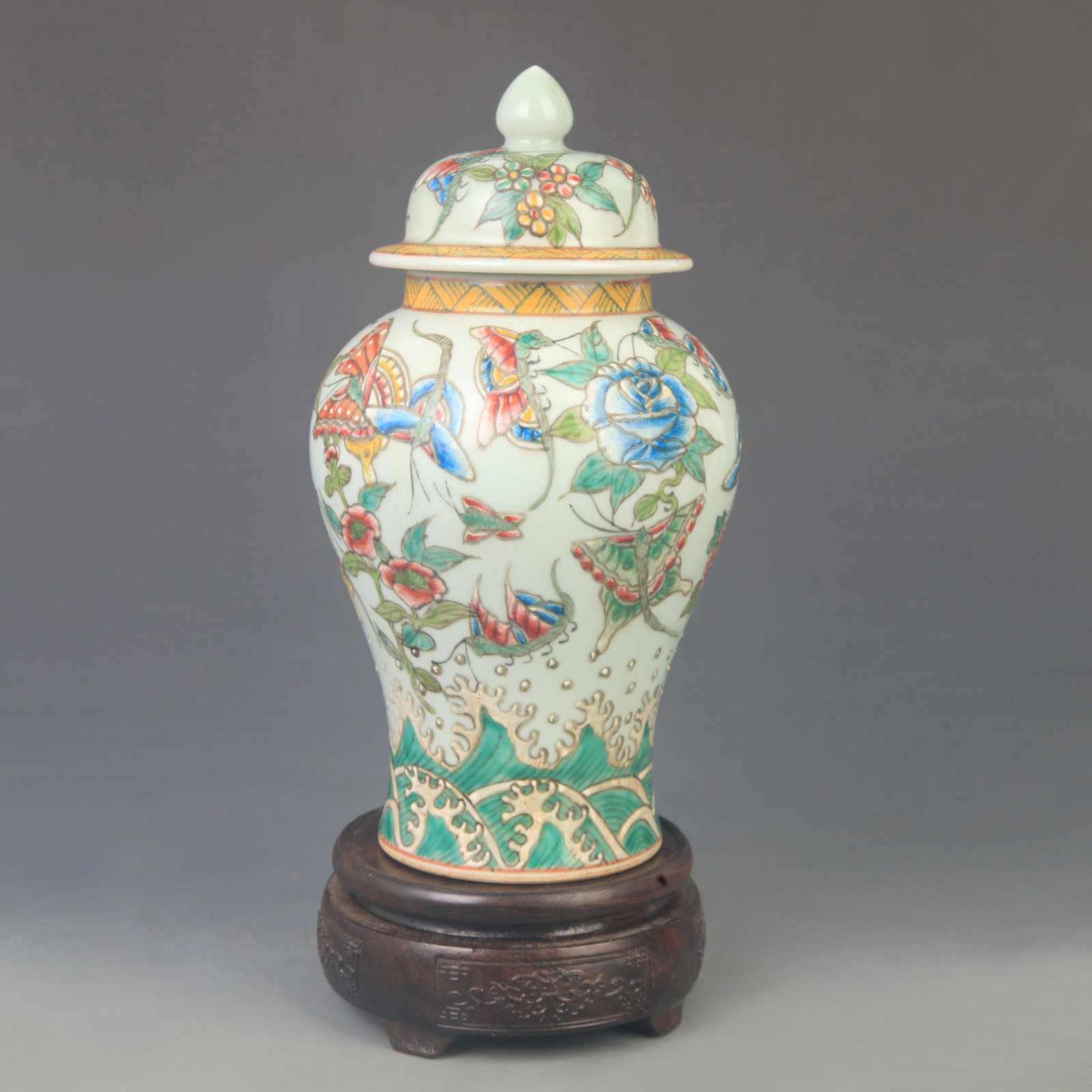 A CELADON-GROUND â€œFU AND LONGEVITY?? GENERAL JAR: Qing Dynasty Yong Zheng Period; High: 9.80 inch; Diameter: 5.50 inch;;Wooden base for picture and display only.