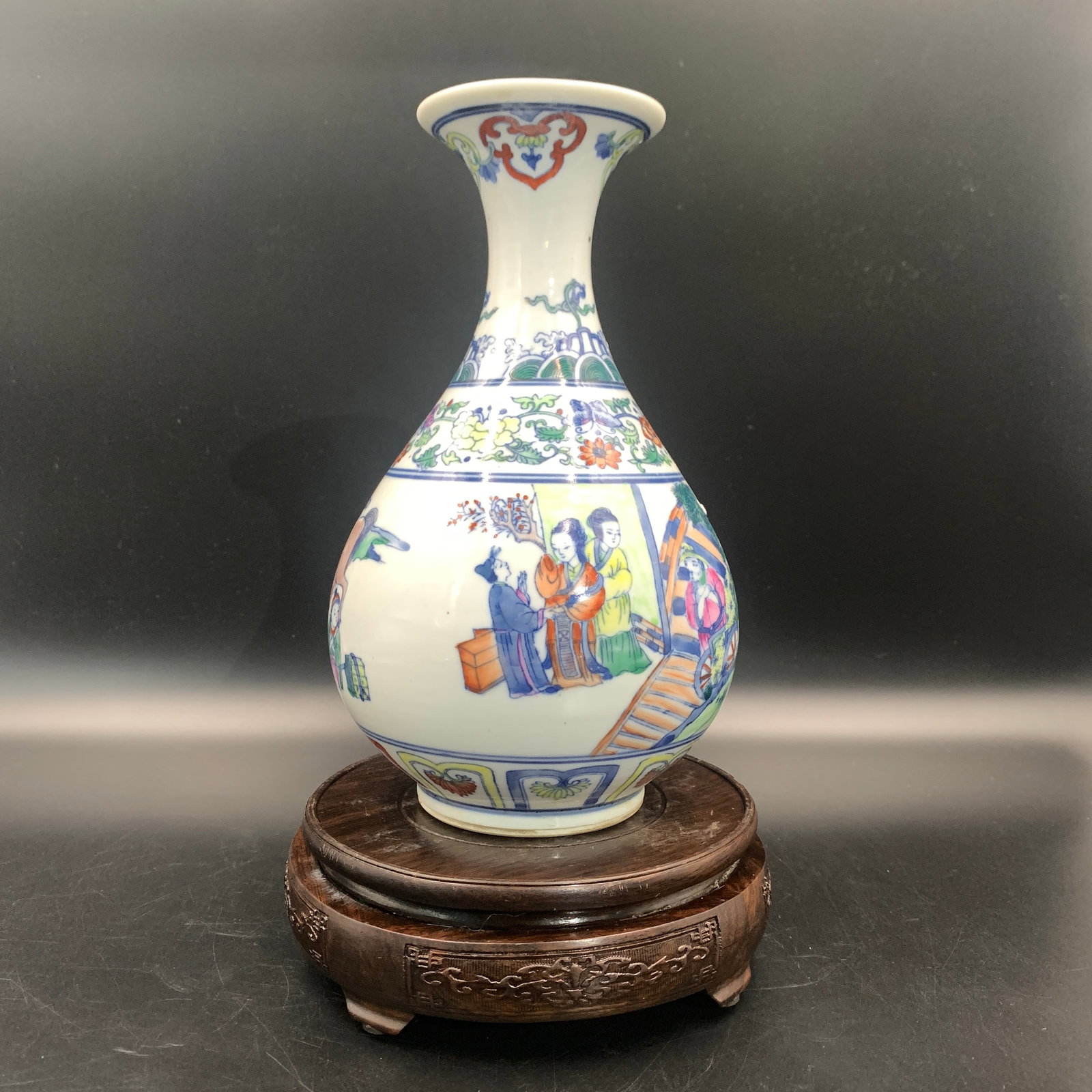 A FINE WUCAI FIGURAL NARRATIVE PEAR-SHAPED PORCELAIN VASE: Qing Dynasty; High: 9.1 inch; Diameter: 5.8 inch; ;Wooden base for picture and display only.