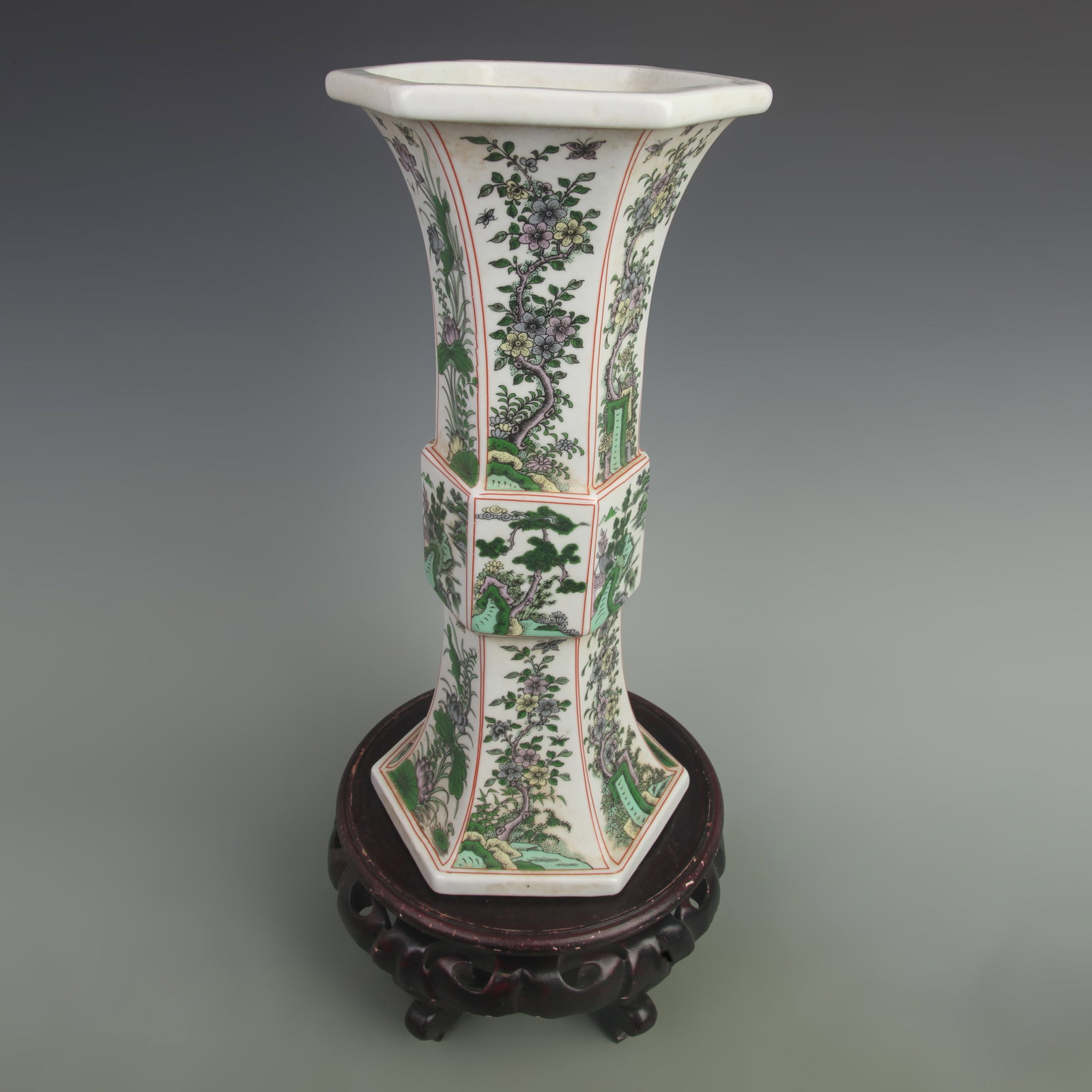 FAMILLE ROSE FLOWER PATTERN PORCELAIN FLOWER VASE: Qing Dynasty Kang Xi Period; Diameter:6.3 inch; ;Wooden base for picture and display only.