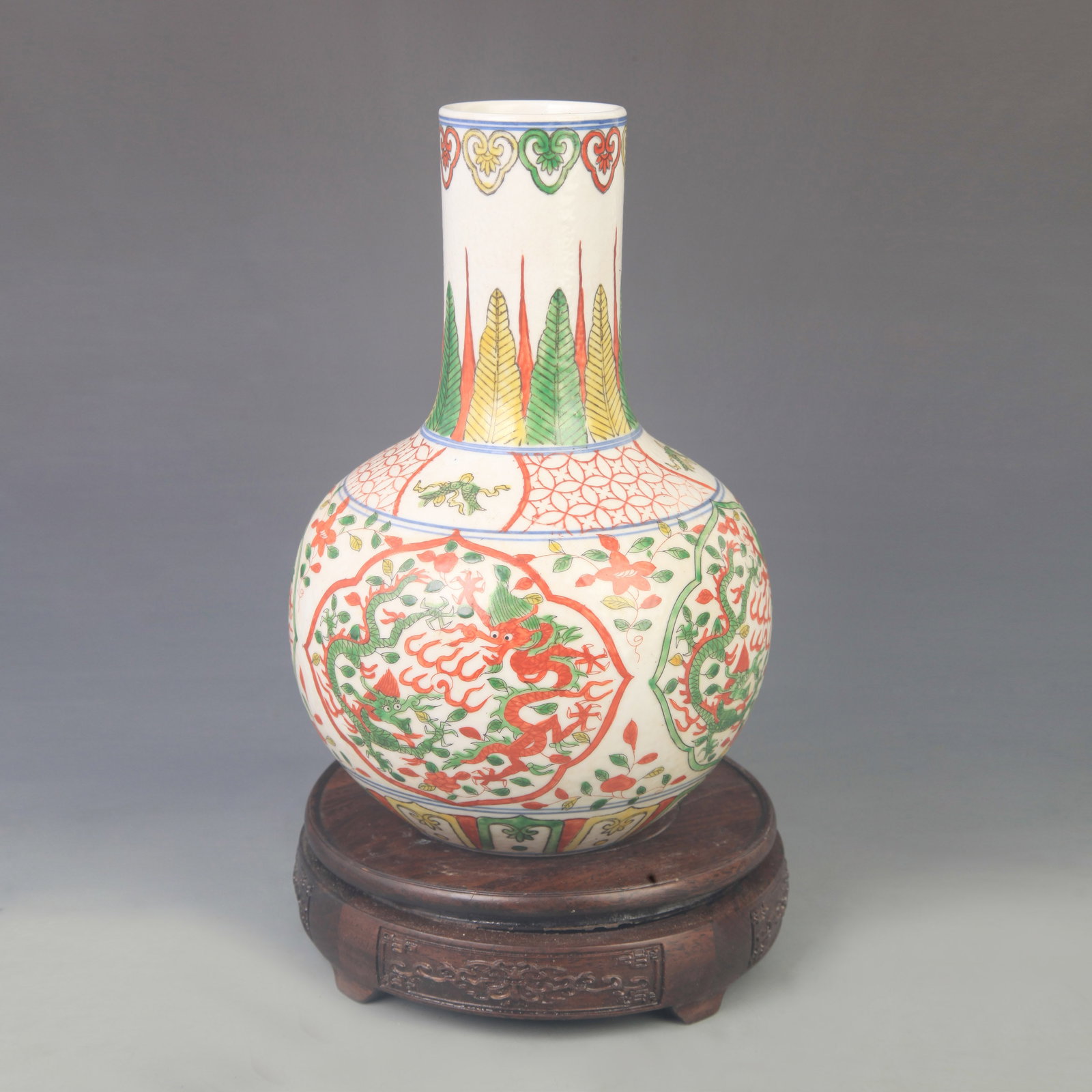 A FINE FAMILLE VERTE CELESTIAL GLOBE SHAPED PORCELAIN VASE: Ming Dynasty Style; High: 9.60 inch; Diameter: 6.50 inch; ;Wooden base for picture and display only.