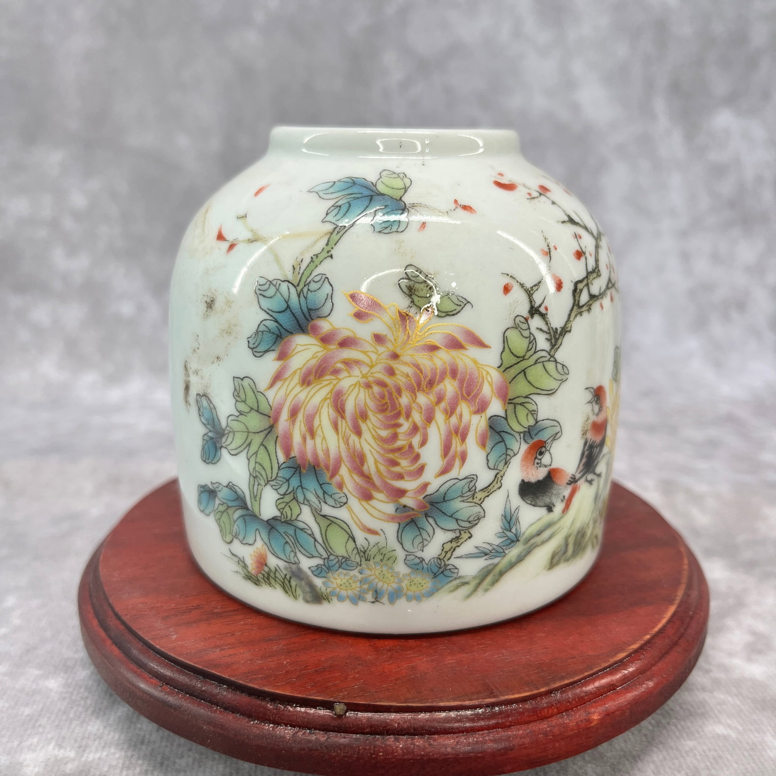 FAMILLE ROSE "FLOWER AND BIRD" JAR: Qing Dynasty; High: 3.2 inch; Diameter: 3.58 inch;;Wooden base for picture and display only.