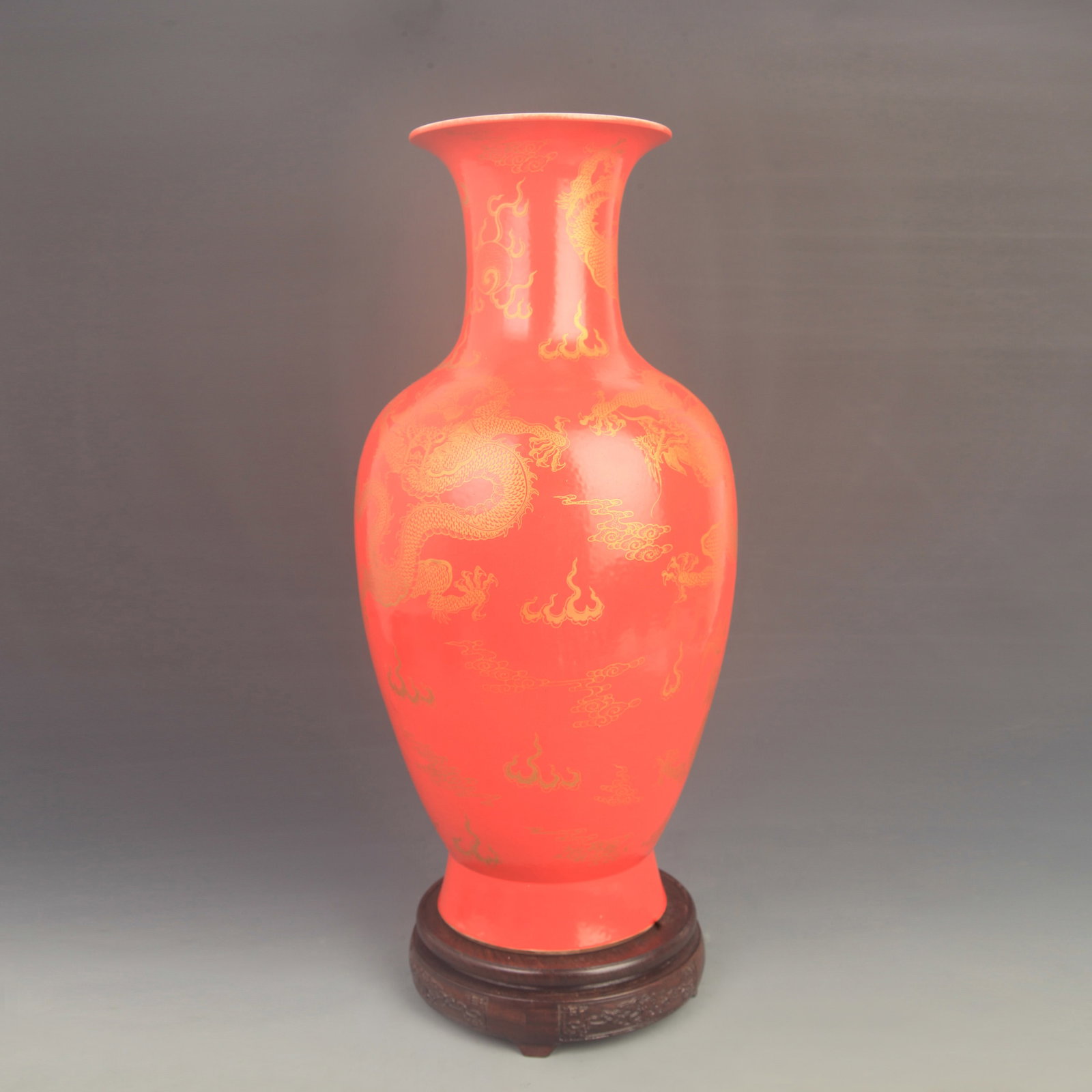 FAMILLE ROSE RED GROUND DRAGON PATTERN PORCELAIN VASE: Qing Dynasty Kangxi Period Diameter:High: 16.8 inch; Diameter: 7.50 inch ;Wooden base for picture and display only.