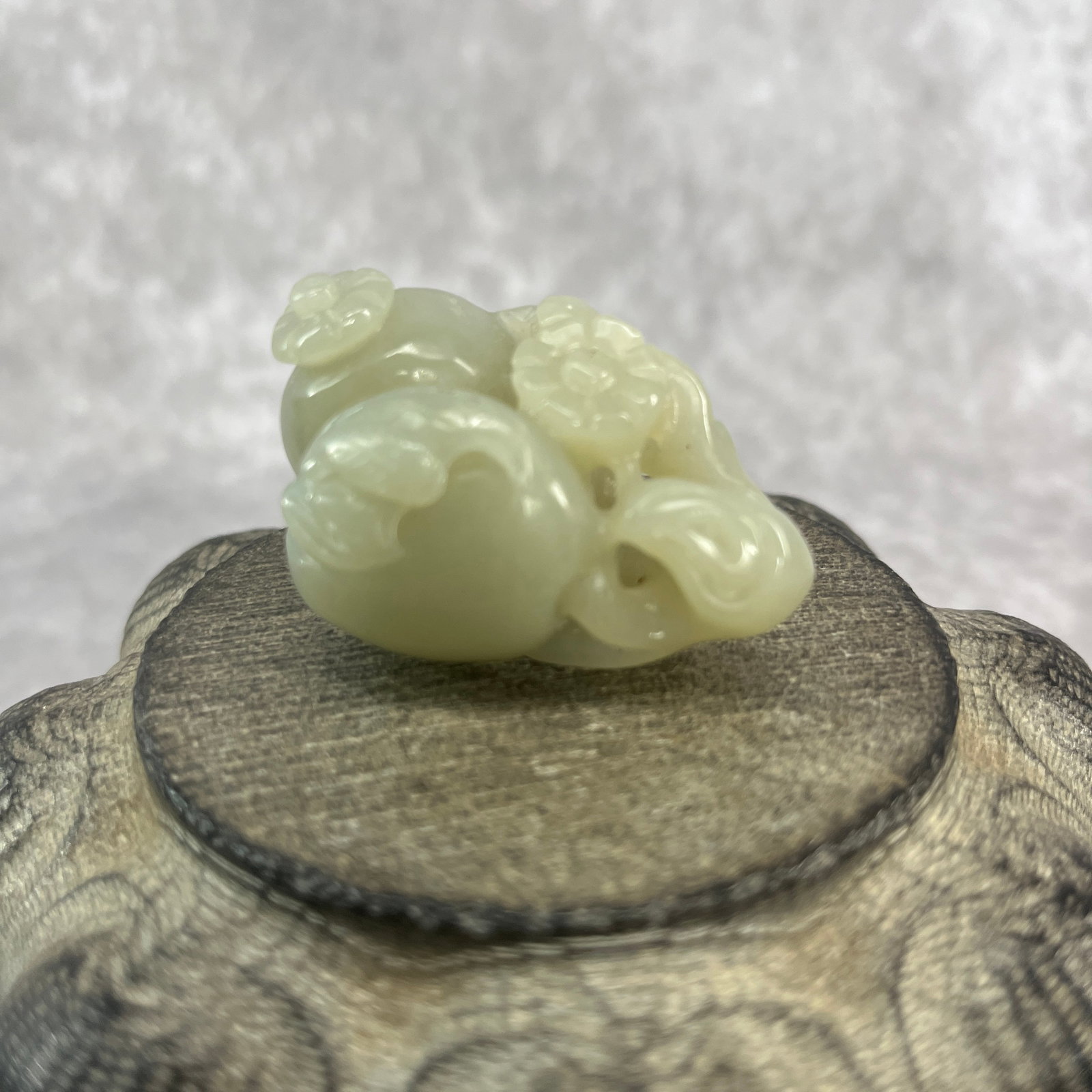 A FINE HETIAN JADE PEACH AND LINGZHI FIGURE: Qing Dynasty; Long: 2 inch; Width: 1.3 inch; High: 1.1 inch; ;Wooden base for picture and display only.