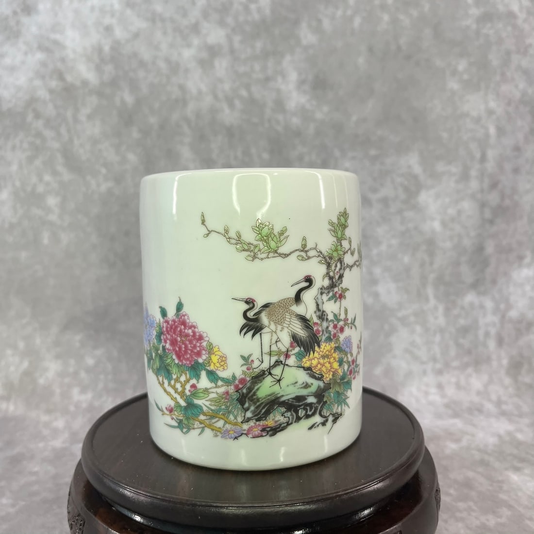 A FINE FAMILLE ROSE PORCELAIN BRUSH POT: Qing Dynasty; High: 4.15 inch; Diameter: 3.88 inch;;Wooden base for picture and display only.