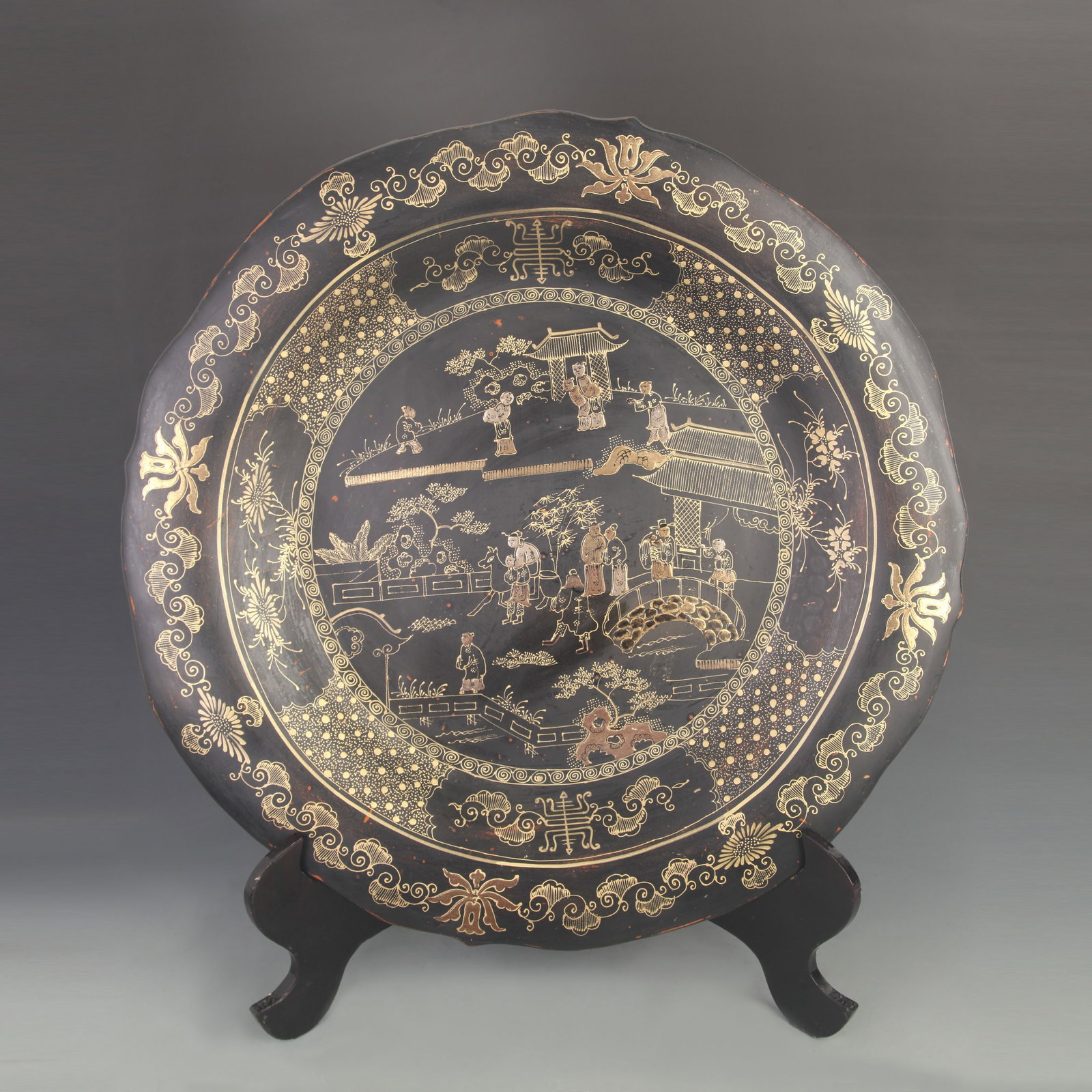 LARGE LACQUERWARE PORCELAIN PLATE WITH STORY PATTERN: Qing Dynasty; High: 1.50 inch; Diameter: 20.25 inch; ;Wooden base for picture and display only.