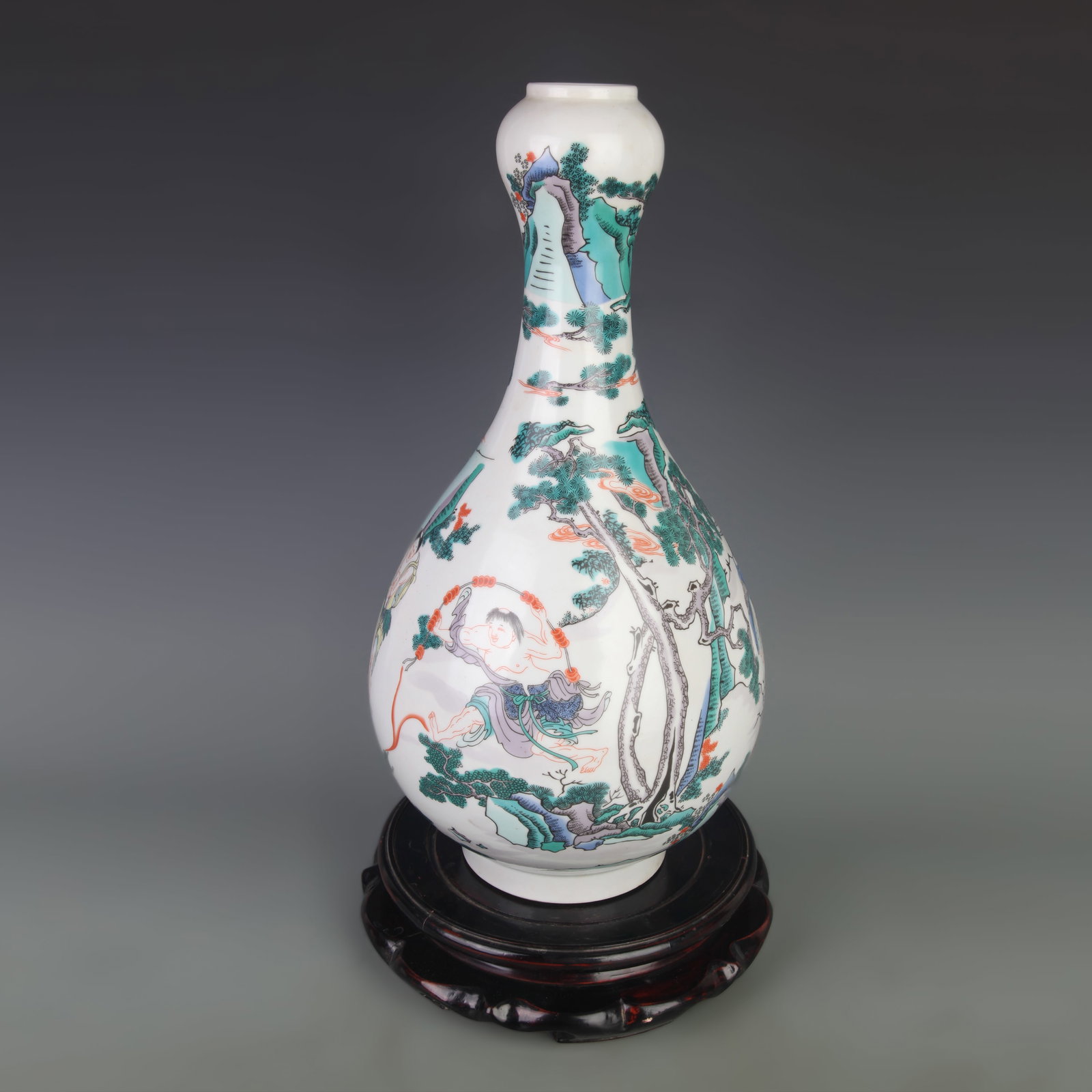 A FAMILLE ROSE GARLIC-HEAD VASE WITH FIGURAL DECORATION: Qing Dynasty Kang Xi Period; Diameter: 9.0 inch; High: 17.3 inch;;Wooden base for picture and display only.