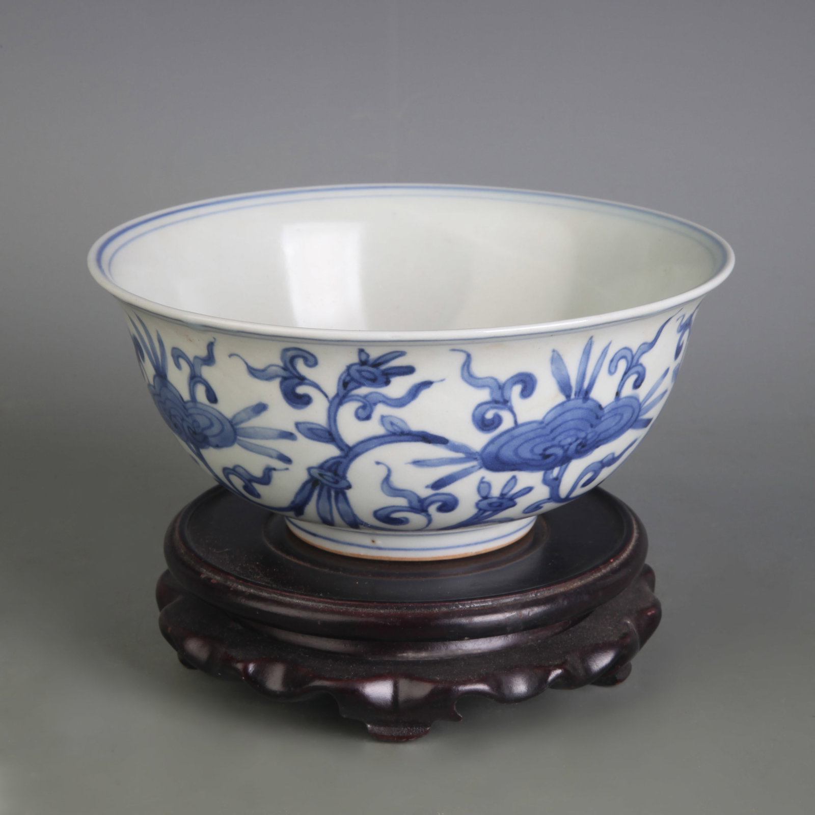 A BLUE AND WHITE FLORAL PATTERN PORCELAIN BOWL: Ming Dynasty Style; Diameter: 6.4 inch; High: 2.8 inch;;Wooden base for picture and display only.