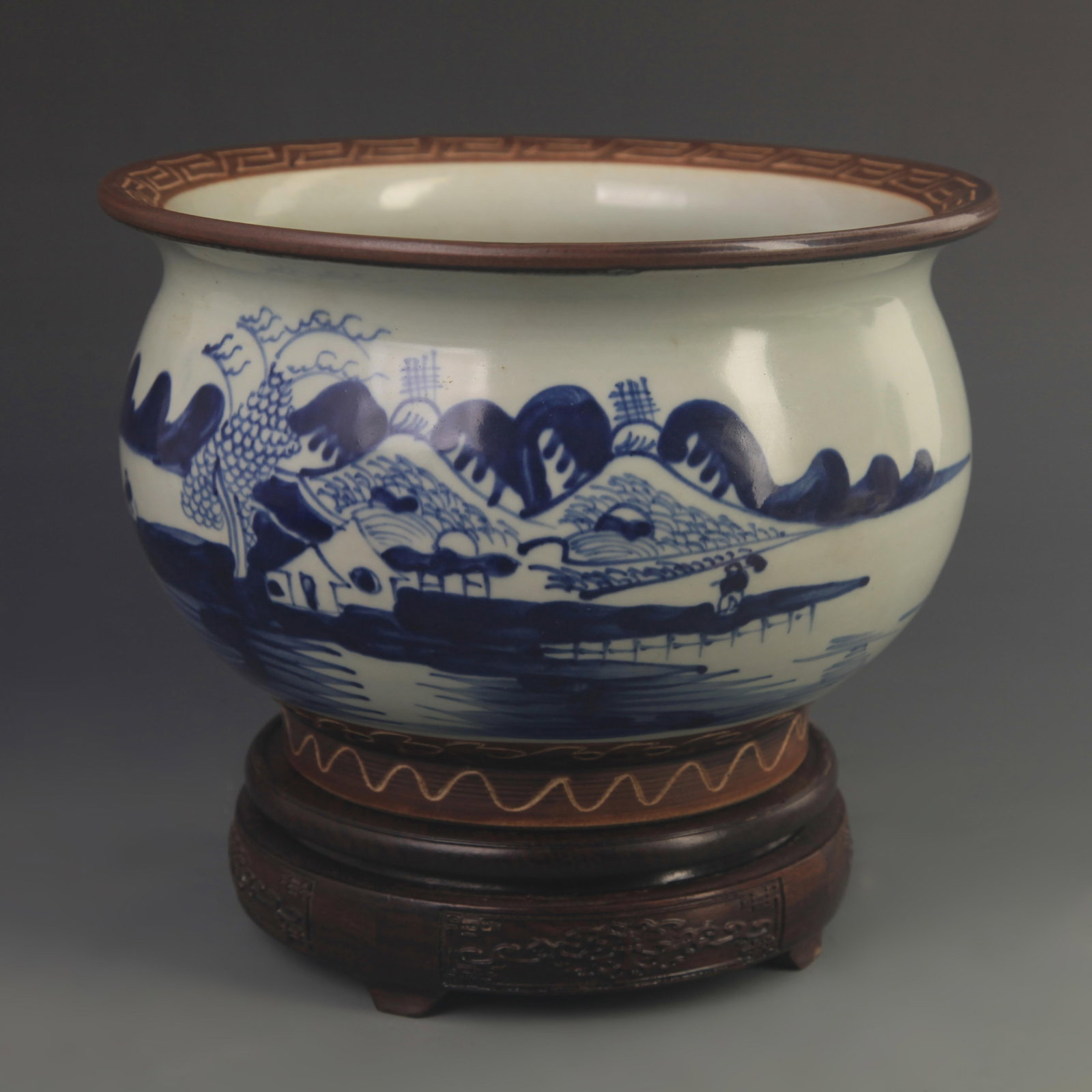BLUE AND WHITE LANDSCAPING PATTERN PORCELAIN CROCK: Qing Dynasty Kangxi Period; High: 6.20 inch; Diameter: 8.80 inch; ;Wooden base for picture and display only.