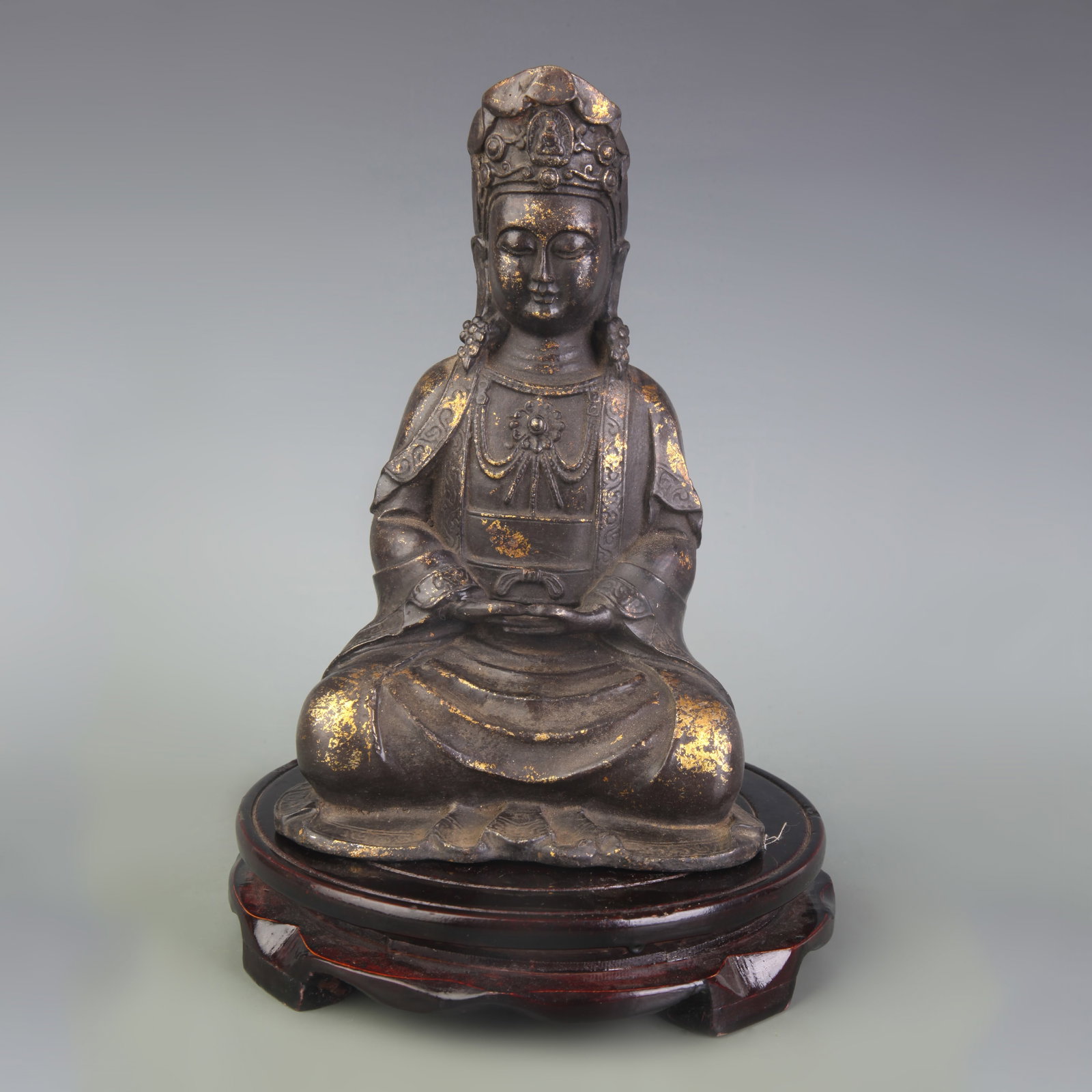 A FINE BRONZE GUANYIN STATUE: Qing Dynasty; High: 8.2 inch ;Wooden base for picture and display only.