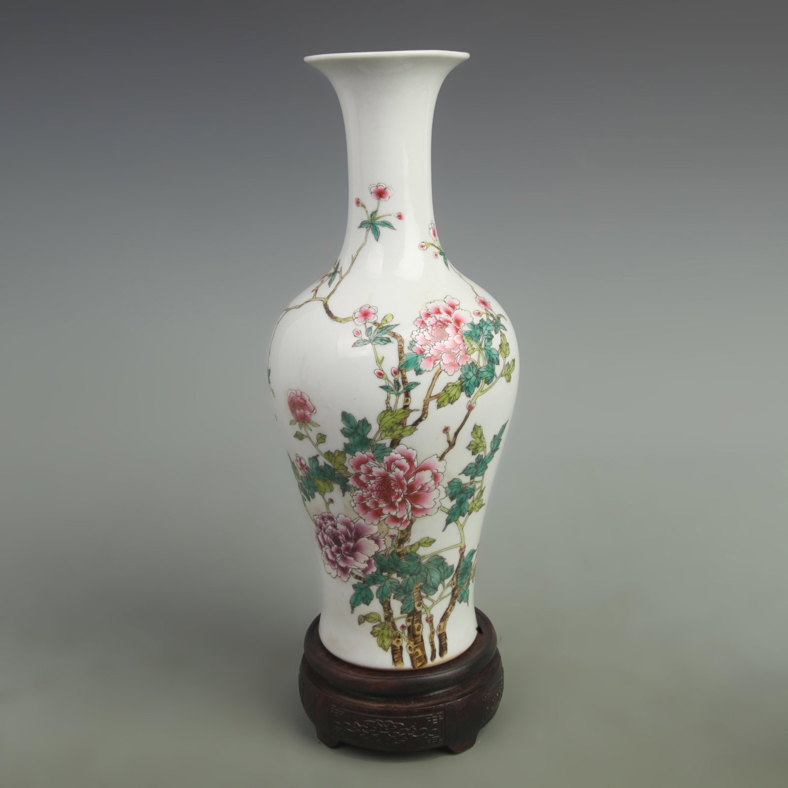 FAMILLE ROSE PORCELAIN VASE WITH PEONY FLOWERS AND FISH TAIL DESIGN.: Qing Dynasty Kangxi Period: High: 12.6 inch; Width: 6 inch; ;Wooden base for picture and display only.