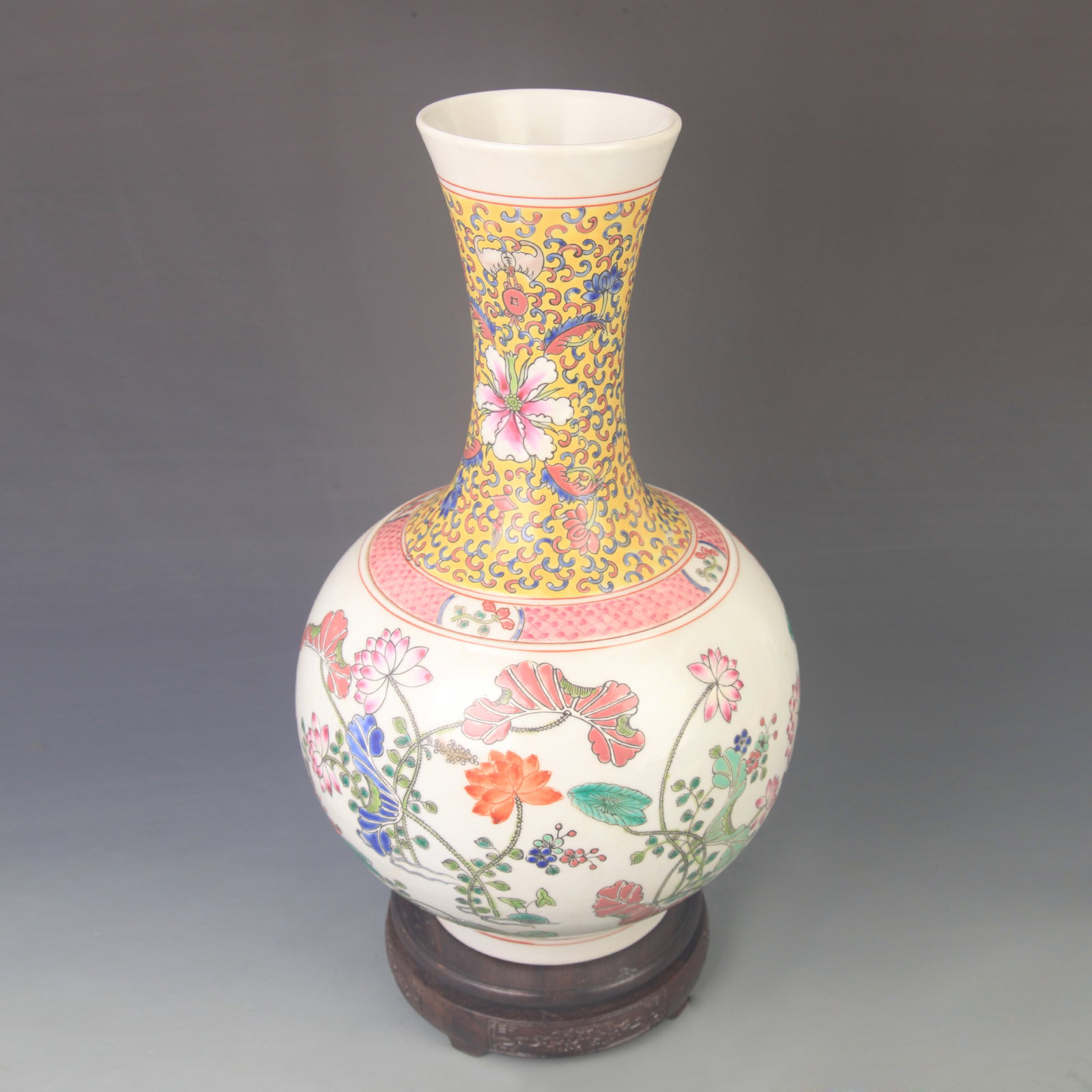 FAMILLE ROSE FLOWER AND BIRD PATTERN PORCELAIN DISPLAY VASE: Qing Dynasty Kang Xi Period Diameter:High: 15.0 inch; Diameter: 8.00 inch ;Wooden base for picture and display only.