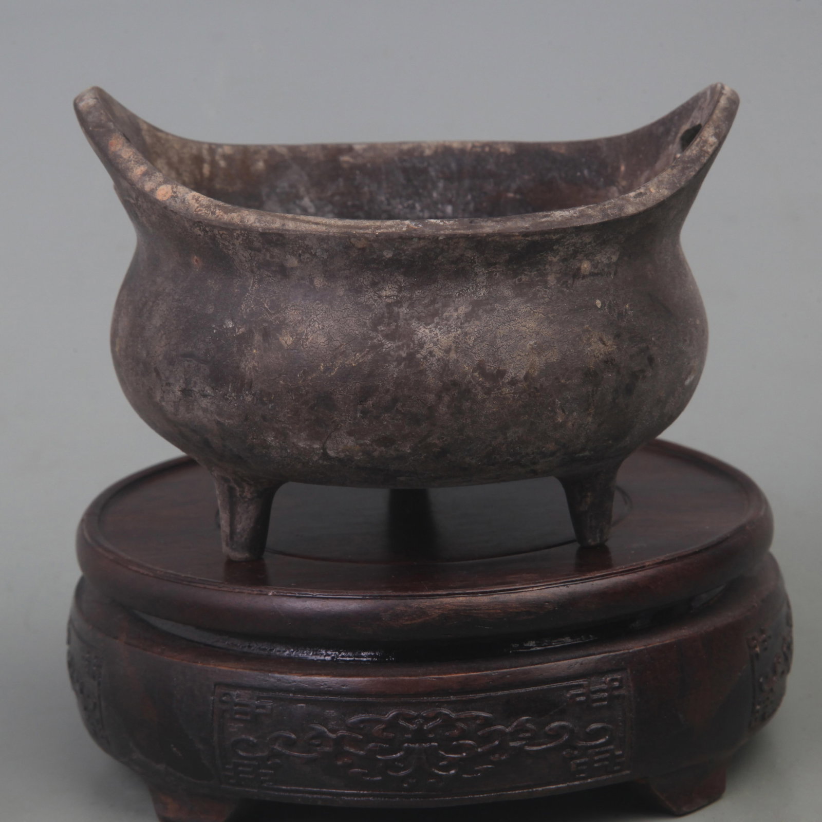 A FINE BRONZE ROUND THREE FOOT CENSER: Ming Dynasty Style; Diameter: 4.9 inch; High: 3.5 inch; ;Wooden base for picture and display only.