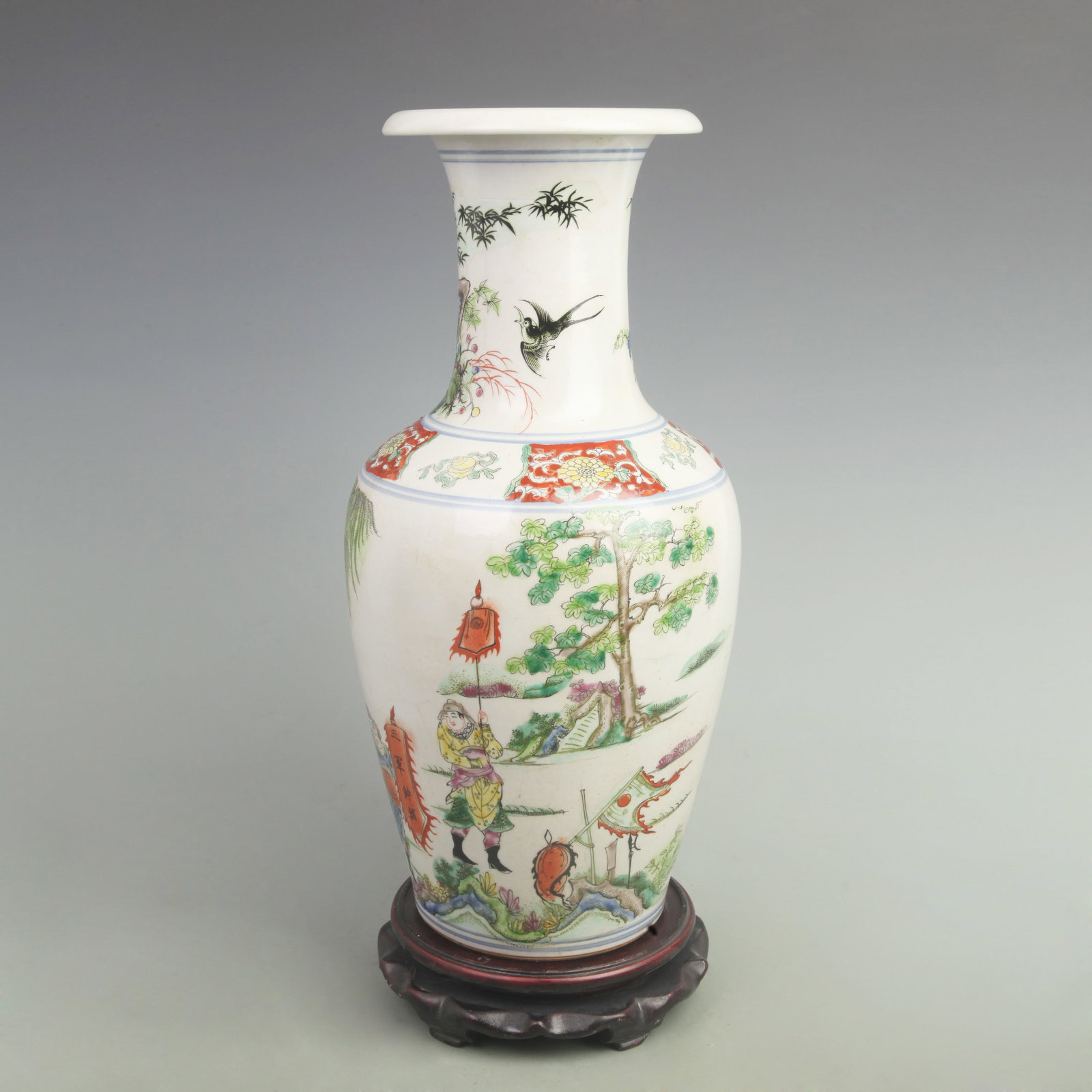 A FINE PORCELAIN VASE WITH THREE ARMIES AND THEIR COMMANDERS: Qing Dynasty Kang Xi Period; High: 16.5 inch; Width: 8.5 inch; ;Wooden base for picture and display only.