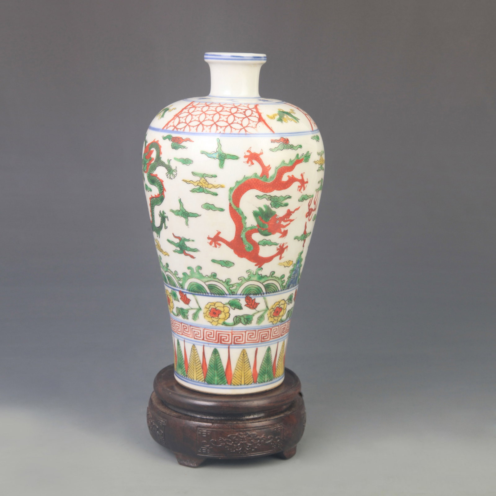 FAMILLE VERTE DRAGON PATTERN MEI STYLE PORCELAIN VASE: Ming Dynasty Style Long Qing Period; High: 9.60 inch; Diameter: 5.00 inch; ;Wooden base for picture and display only.
