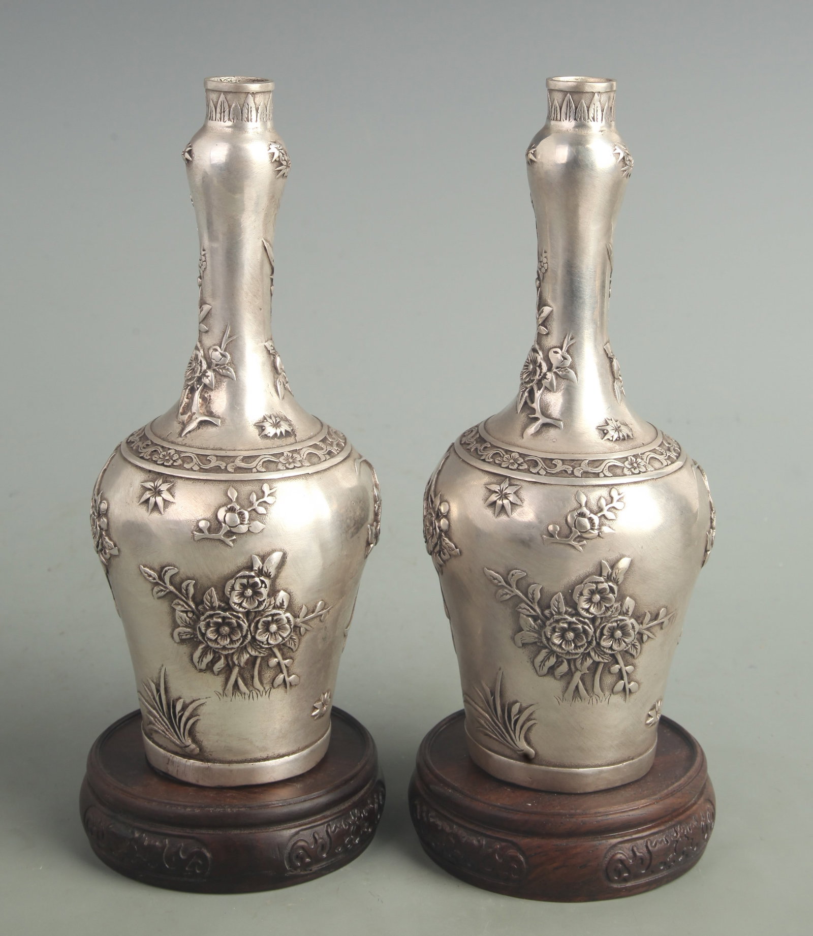PAIR OF WHITE BRONZE GARLIC HEAD STYLE BOTTLE: Qing Dynasty Qianlong Period; High: 8.50 inch; Diameter: 2.20 inch; ;Wooden base for picture and display only.