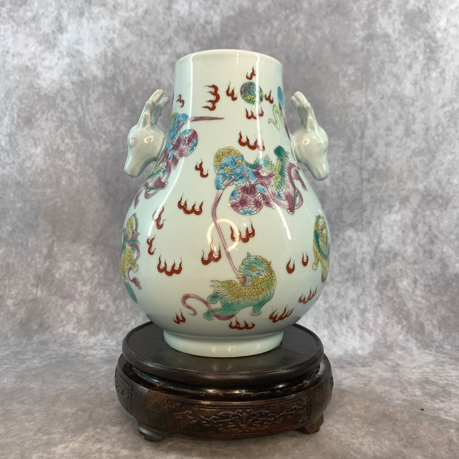 FAMILLE ROSE LIONS AND RIBBONS PATTERN DEER-EAR HU VASE (1 of 6)