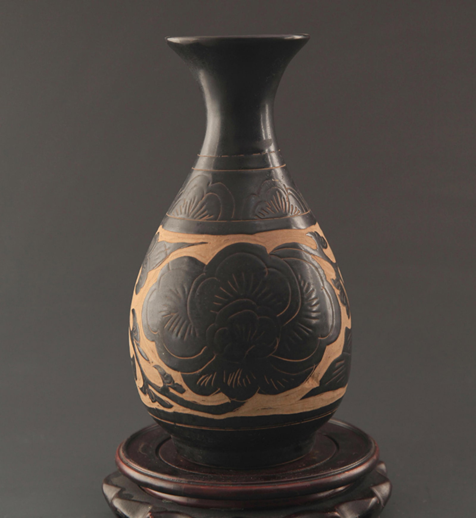 CIZHOU KILN BLACK GLAZED CARVED PEONY PATTERN YU HU CHUN BOTTLE (1 of 5)