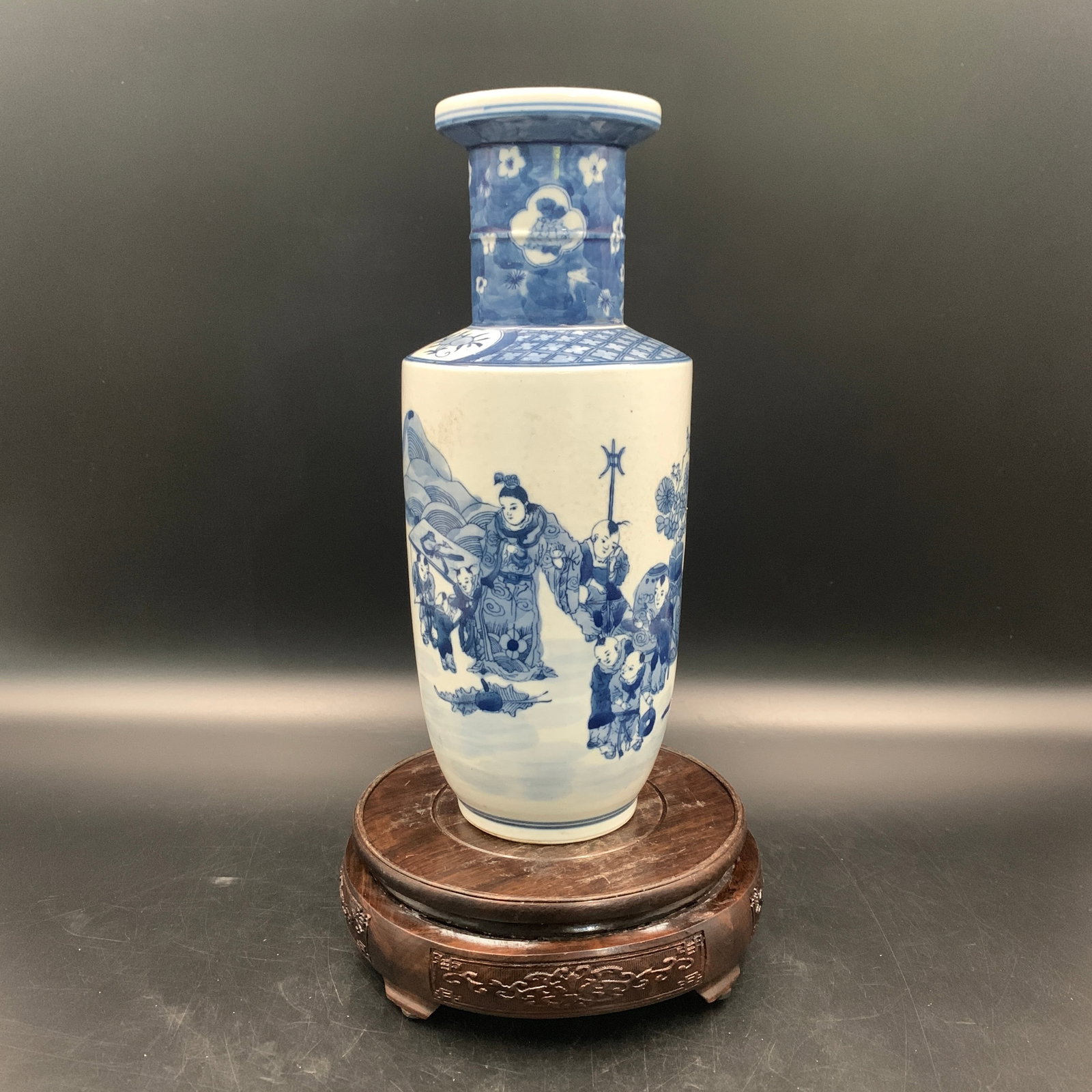 BLUE AND WHITE FIGURES AND ATTENDANTS PATTERN ROULEAU VASE: Qing Dynasty; High: 10.4 inch; Diameter: 4.2 inch; ;Wooden base for picture and display only.