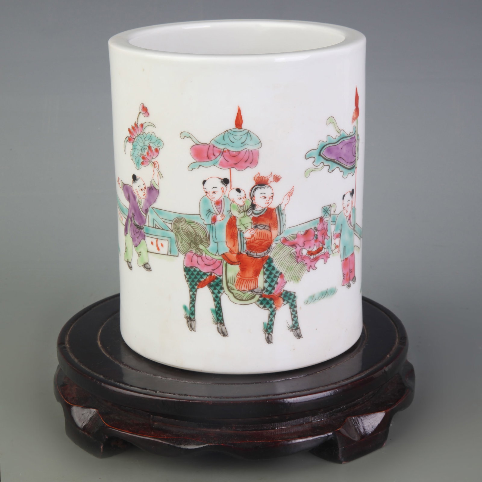 PAIR OF FAMILLE ROSE HAT STANDS WITH FIGURE DECORATION: Qing Dynasty Tong Zhi Period; Diameter:4.8 inch; High: 5.9 inch ;Wooden base for picture and display only.