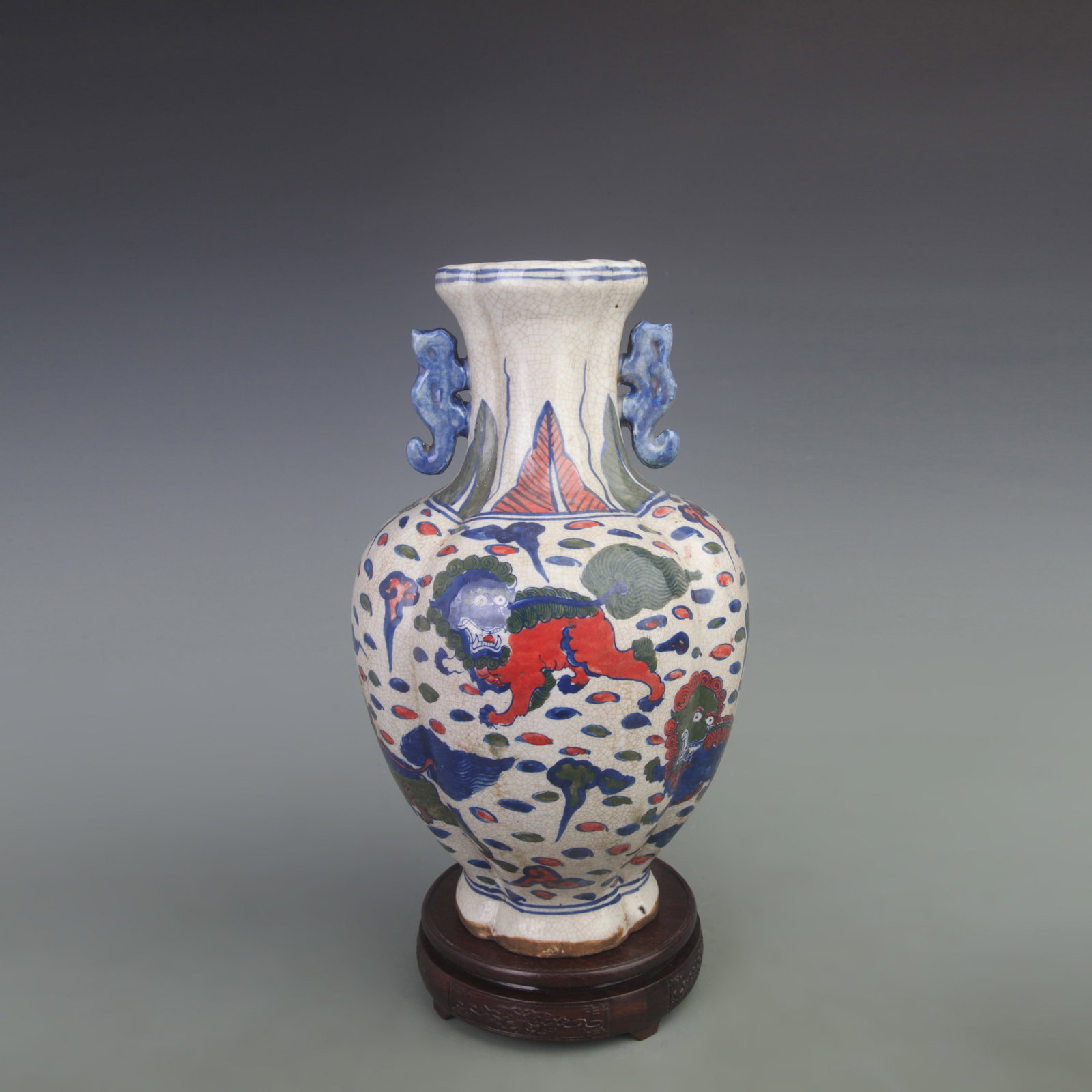 FAMILLE VERTE ANIMAL PATTERN PORCELAIN VASE: Ming Dynasty Style; Diameter: 8.0 inch; High: 14.3 inch; ;Wooden base for picture and display only.