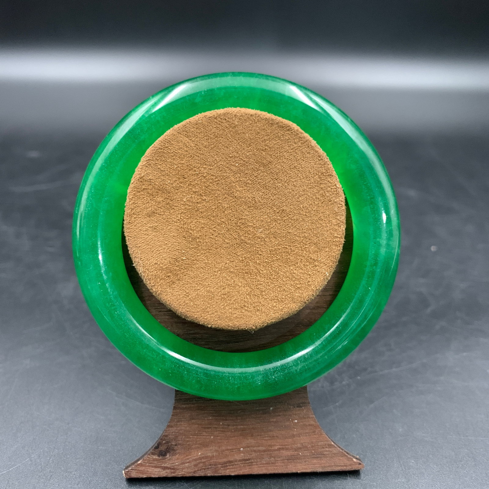 A FINE IMPERIAL GREEN JADE ROUND BANGLE (1 of 4)