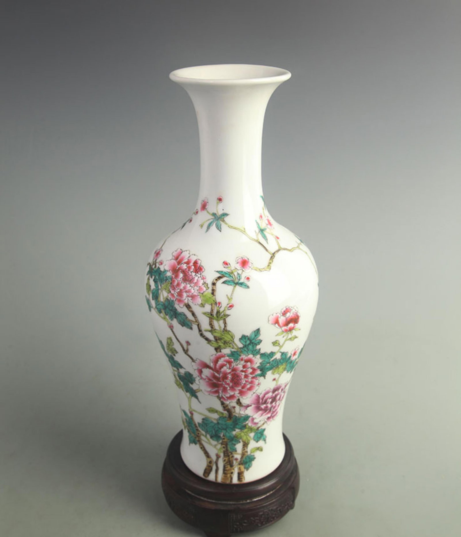 A FINE FAMILLE ROSE PEONY FLOWER PATTERN GUANYIN STYLE PORCELAIN VASE: Qing Dynasty Kang Xi Period; High: 12.8 inch; Width: 5.00 inch; ;Wooden base for picture and display only.