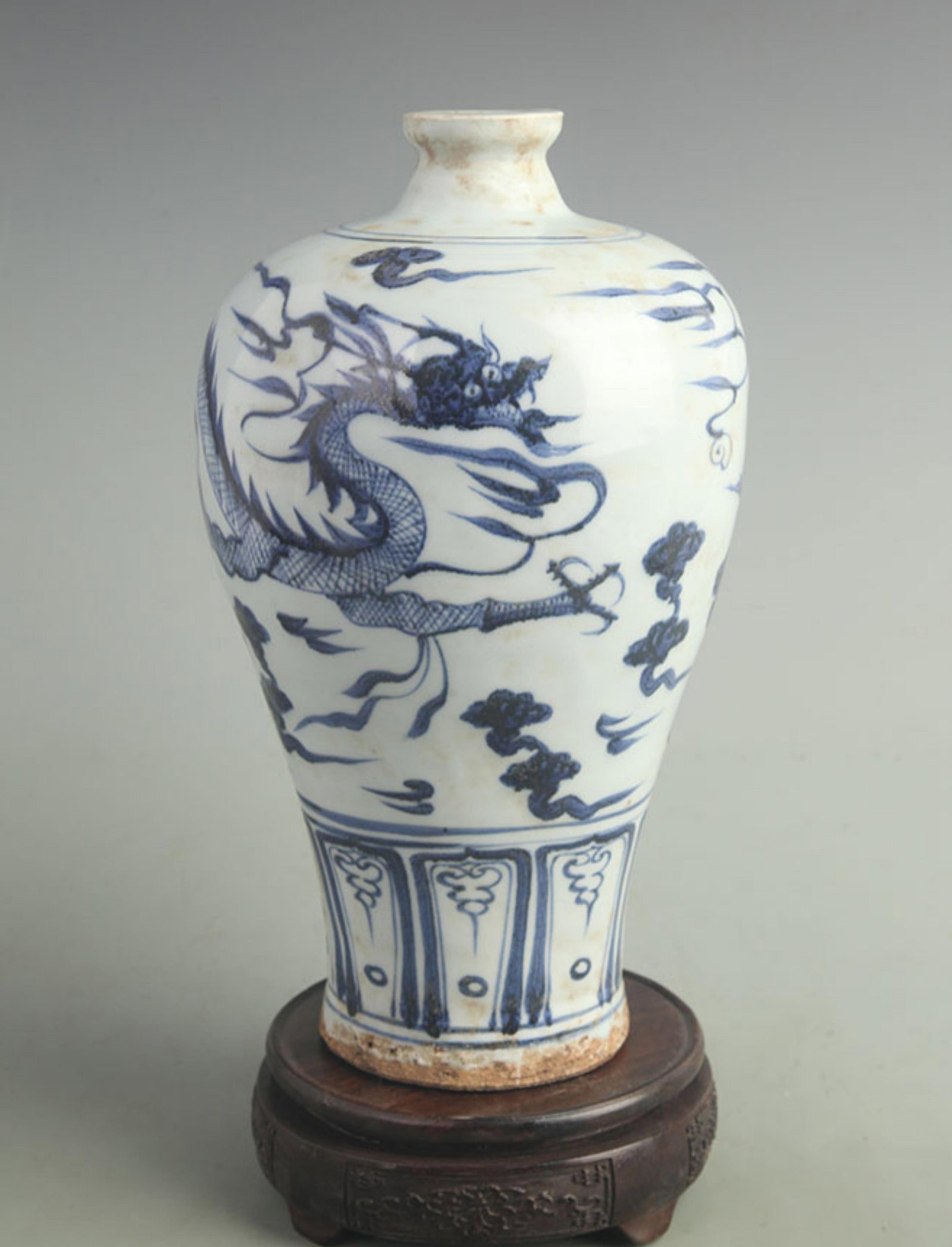 BLUE AND WHITE DRAGON PATTERN MEIPING STYLE PORCELAIN VASE: Yuan Dynasty Style; High: 12.0 inch; Width: 6.00 inch ;Wooden base for picture and display only.