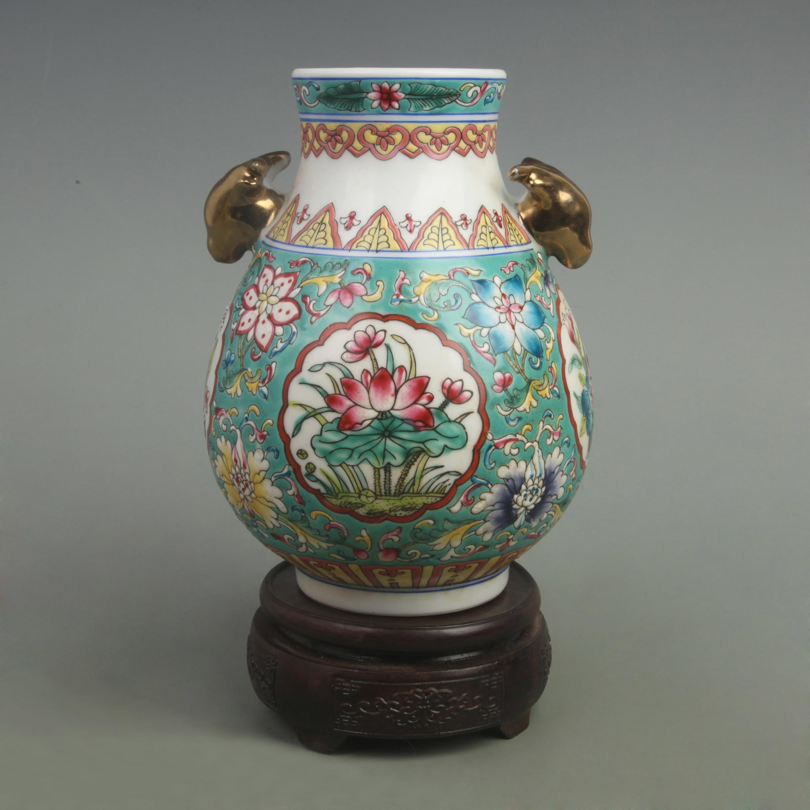 RARE FAMILLE ROSE FLOWER PATTERN DEER HEAD PORCELAIN VASE: Qing Dynasty Qian Long Period; High: 8 inch; Width: 6 inch; ;Wooden base for picture and display only.