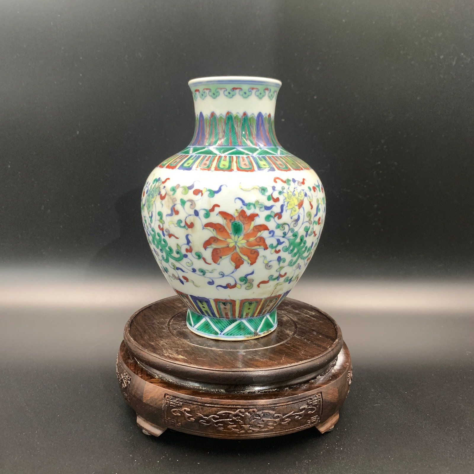 WUCAI INTERLOCKING LOTUS AND PLANTAIN LEAF PATTERN VASE - 3